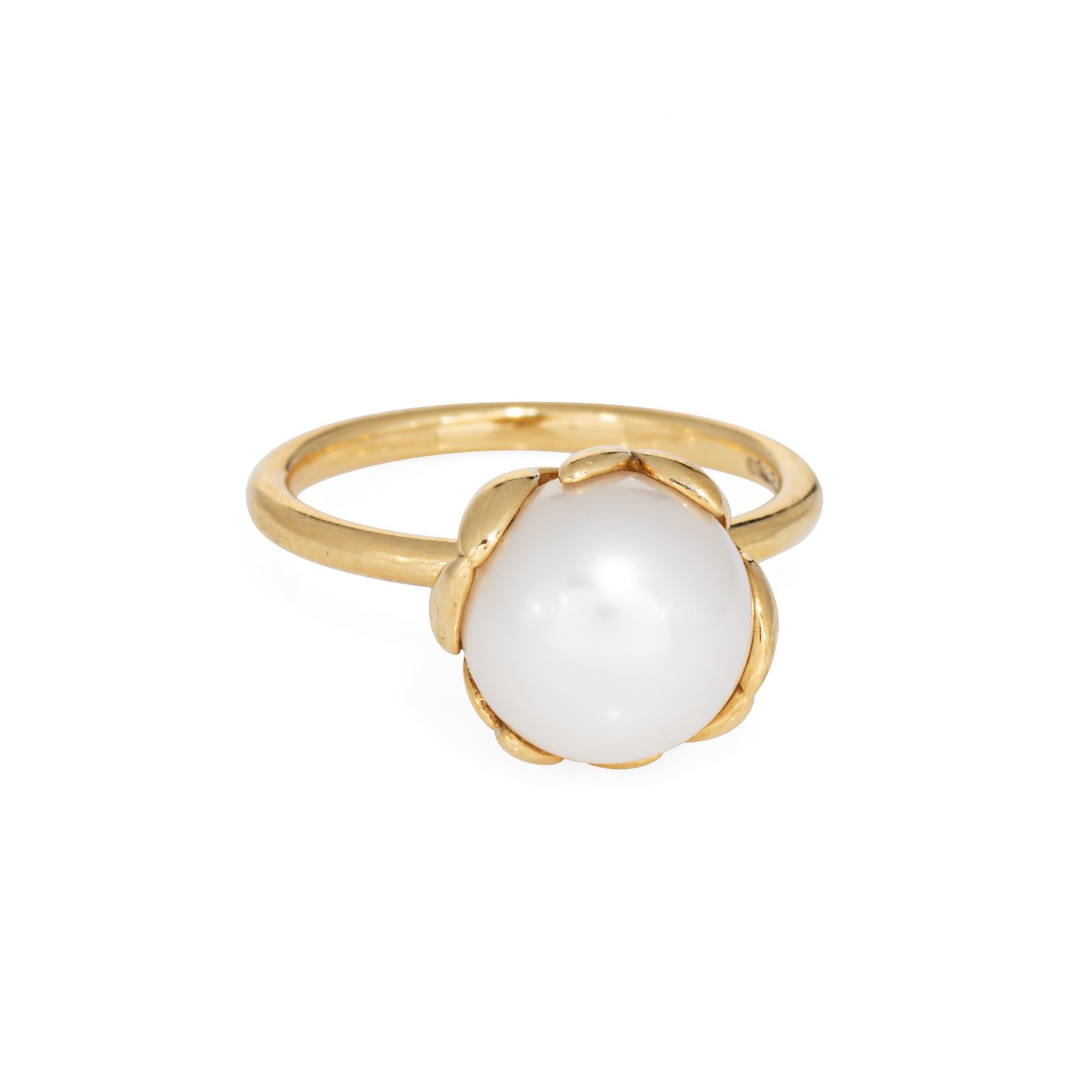 Pre-owned Tiffany & Co 'Olive Leaf' pearl ring crafted in 18 karat yellow gold (circa 2010s).  

Set with a beautiful freshwater cultured pearl (9.5mm) into a sculpted olive leaf mount, a symbol of peace and abundance. The medium rise ring (11mm -