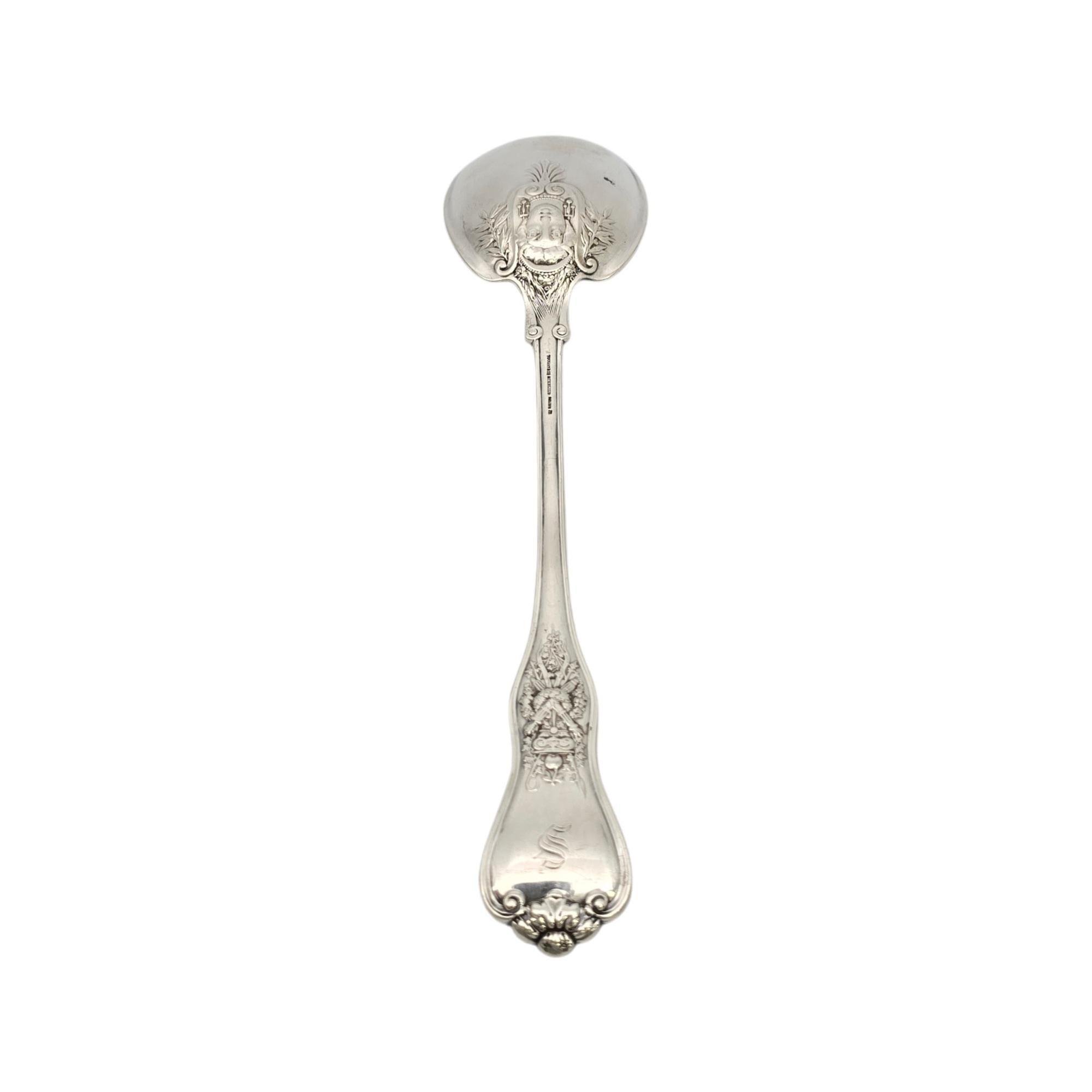 Cucchiaio da insalata in argento sterling di Tiffany & Co. con motivo Olympian e monogramma.

Il Monogram sul retro del manico sembra essere S (vedi foto)

Il modello Olympian è stato introdotto nel 1878 e interrotto nel 1955. Si tratta di un motivo