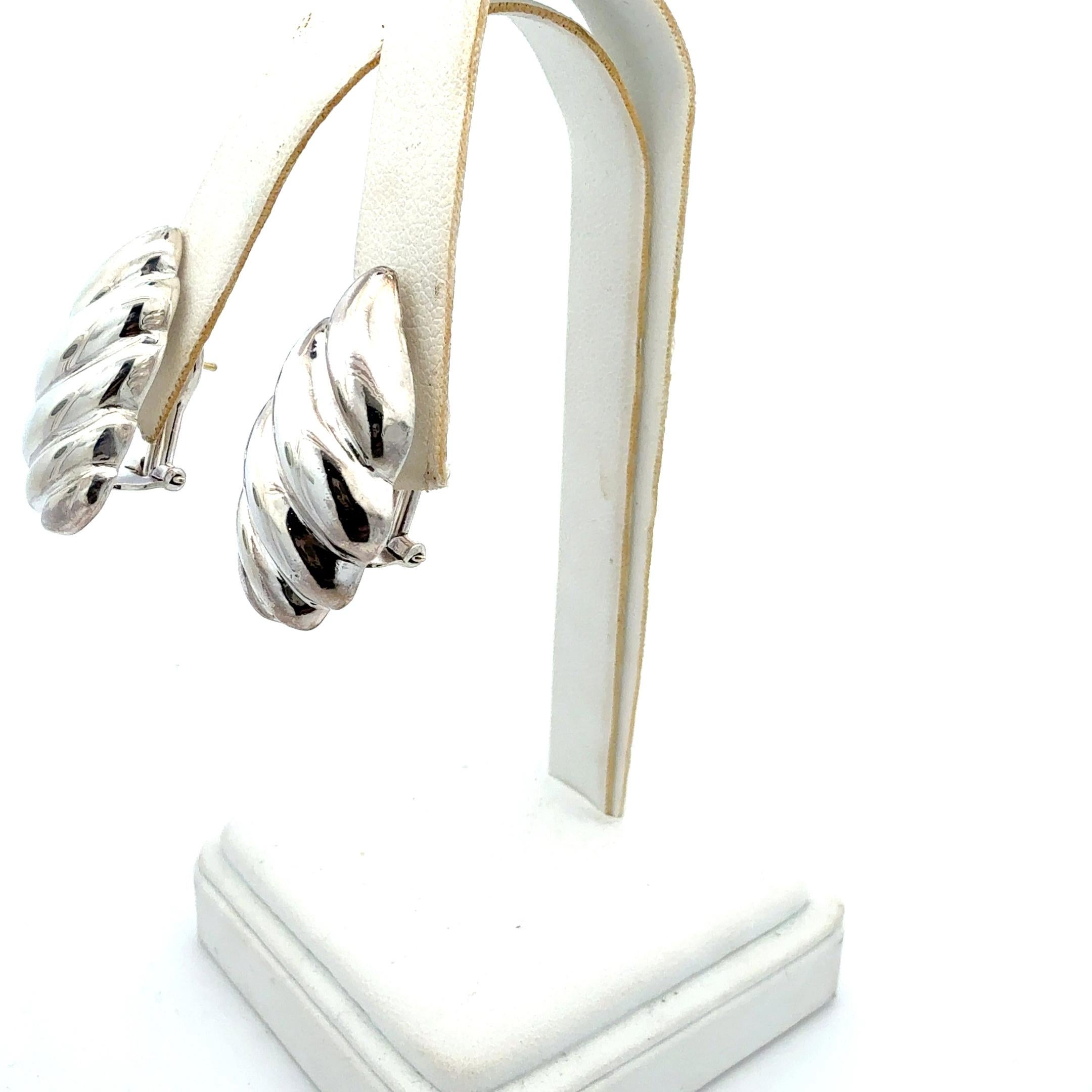 Autentico Tiffany & Co. Orecchini Omega Back in argento Sterling Estate TIF937

Questi eleganti orecchini Tiffany & Co. sono in argento sterling, lucidati di recente e hanno un aspetto meraviglioso.

VENDITORE DI FIDUCIA DAL 2002

SI PREGA DI VEDERE