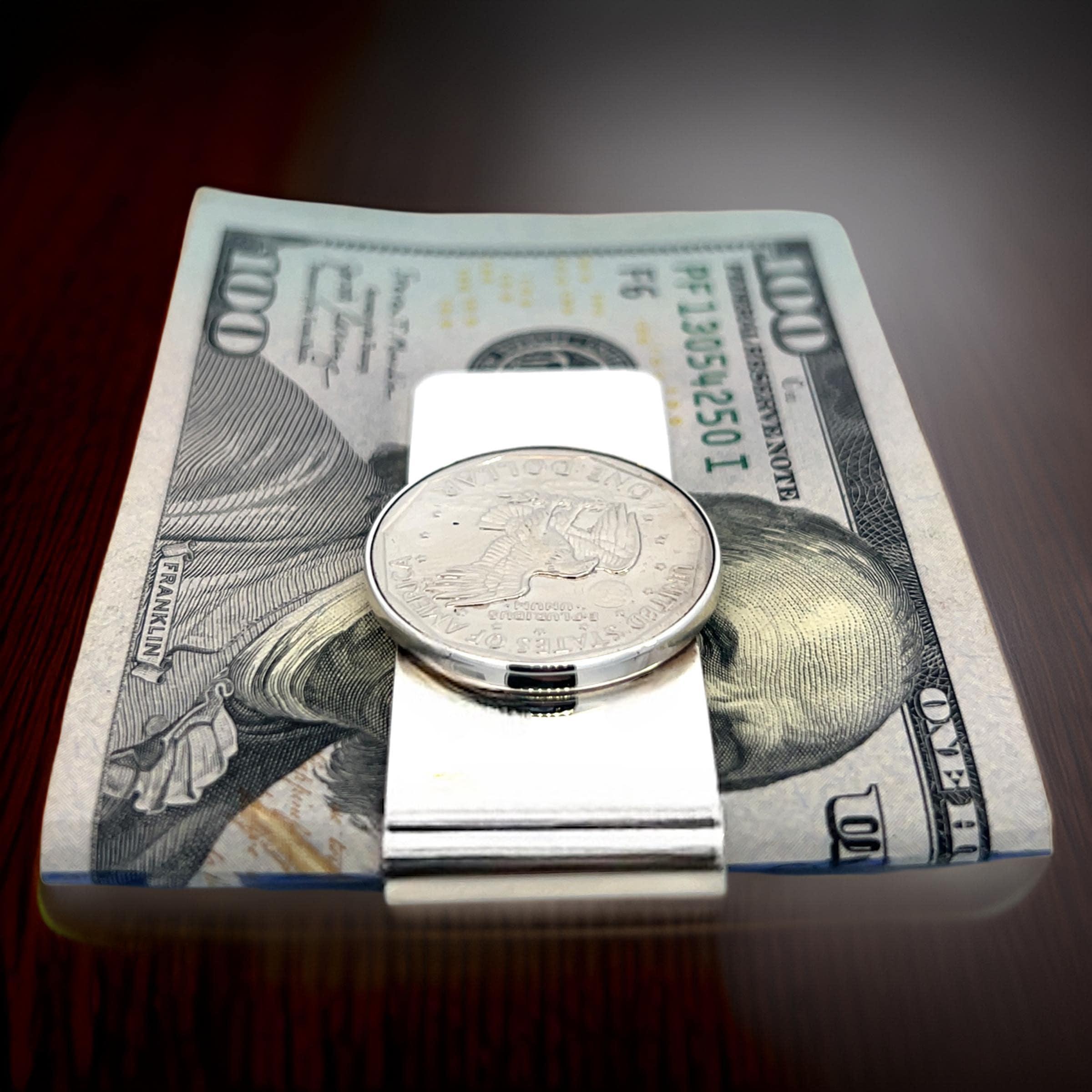 Auténtica Tiffany & Co Pinza para billetes de un dólar de plata de ley TIF893

Esta preciosa pinza para billetes de Plata de Ley Tiffany de Moneda de Dólar Auténtica ha sido pulida recientemente y tiene un aspecto maravilloso.

Listo para ser