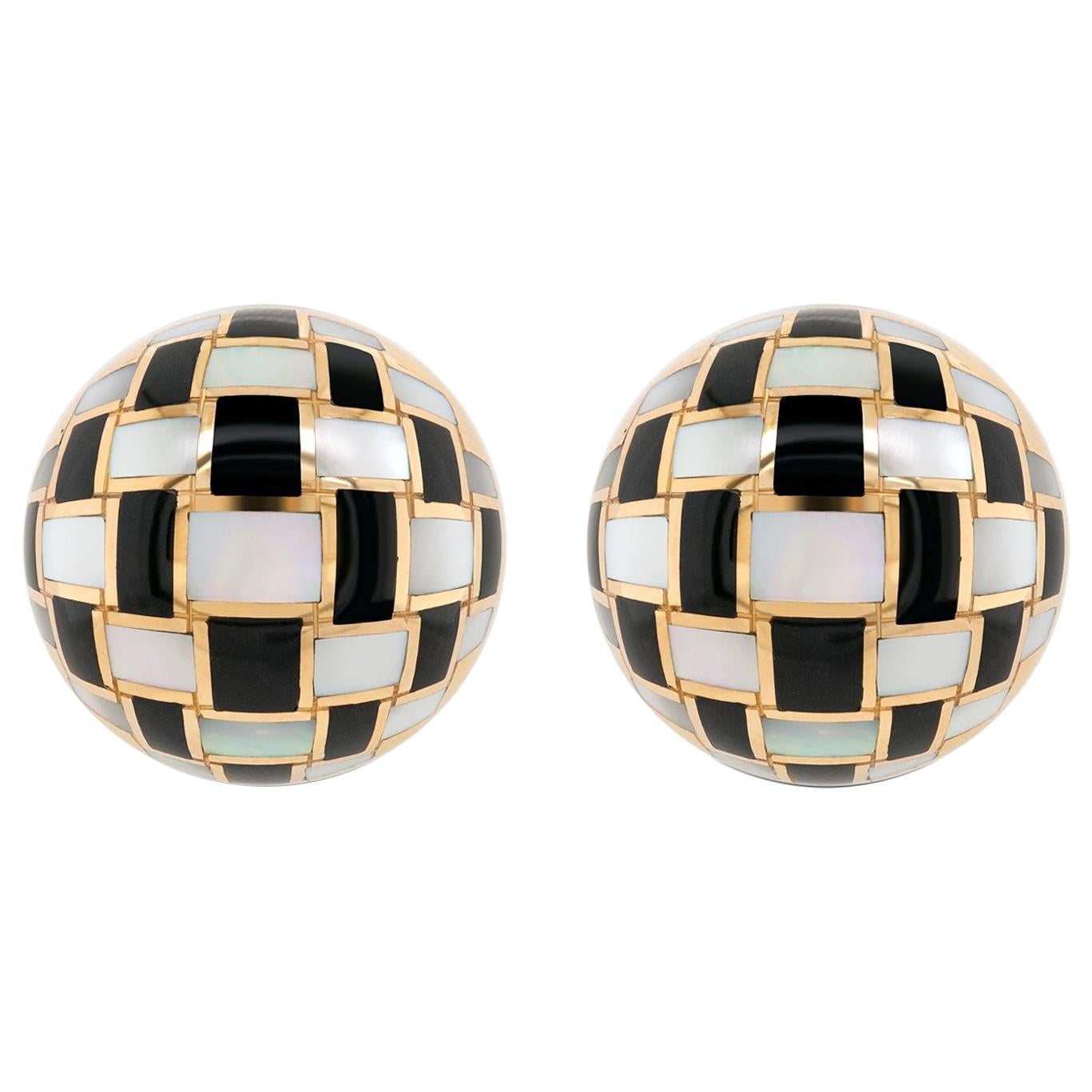 Tiffany & Co. Onyx- und Perlmutt-Ohrringe aus 18 Karat Gold im Schachbrettmuster im Angebot