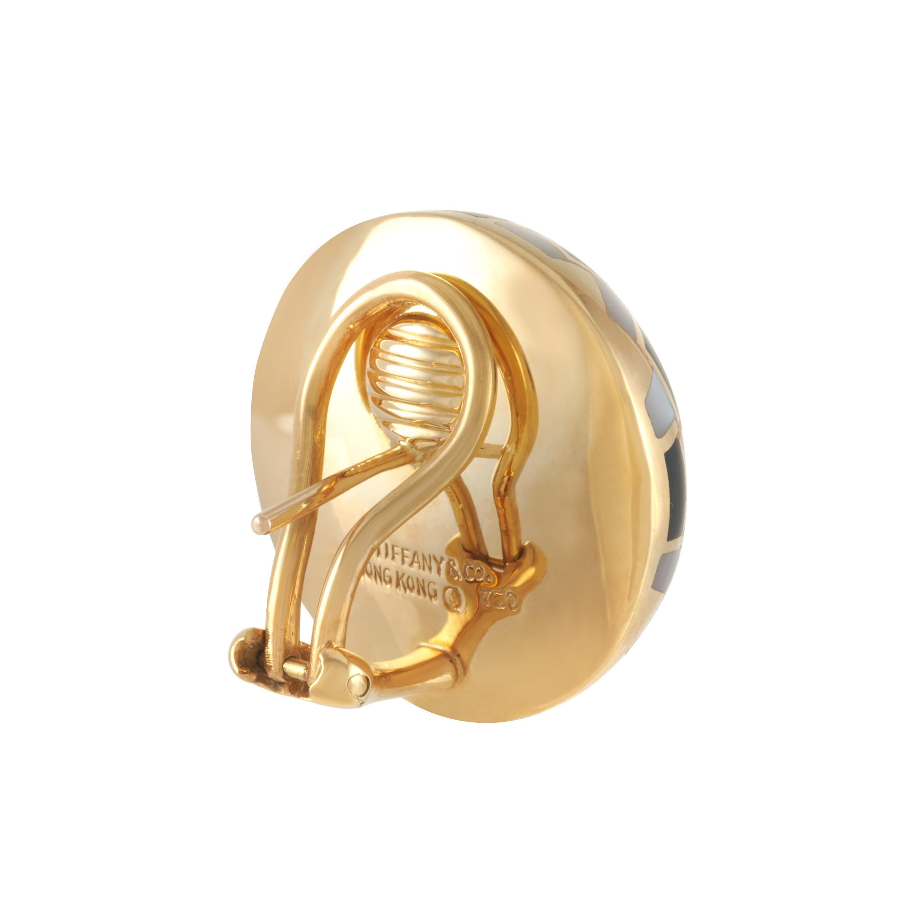 Tiffany & Co. Onyx- und Perlmutt-Ohrringe aus 18 Karat Gold im Schachbrettmuster (Carréeschliff) im Angebot