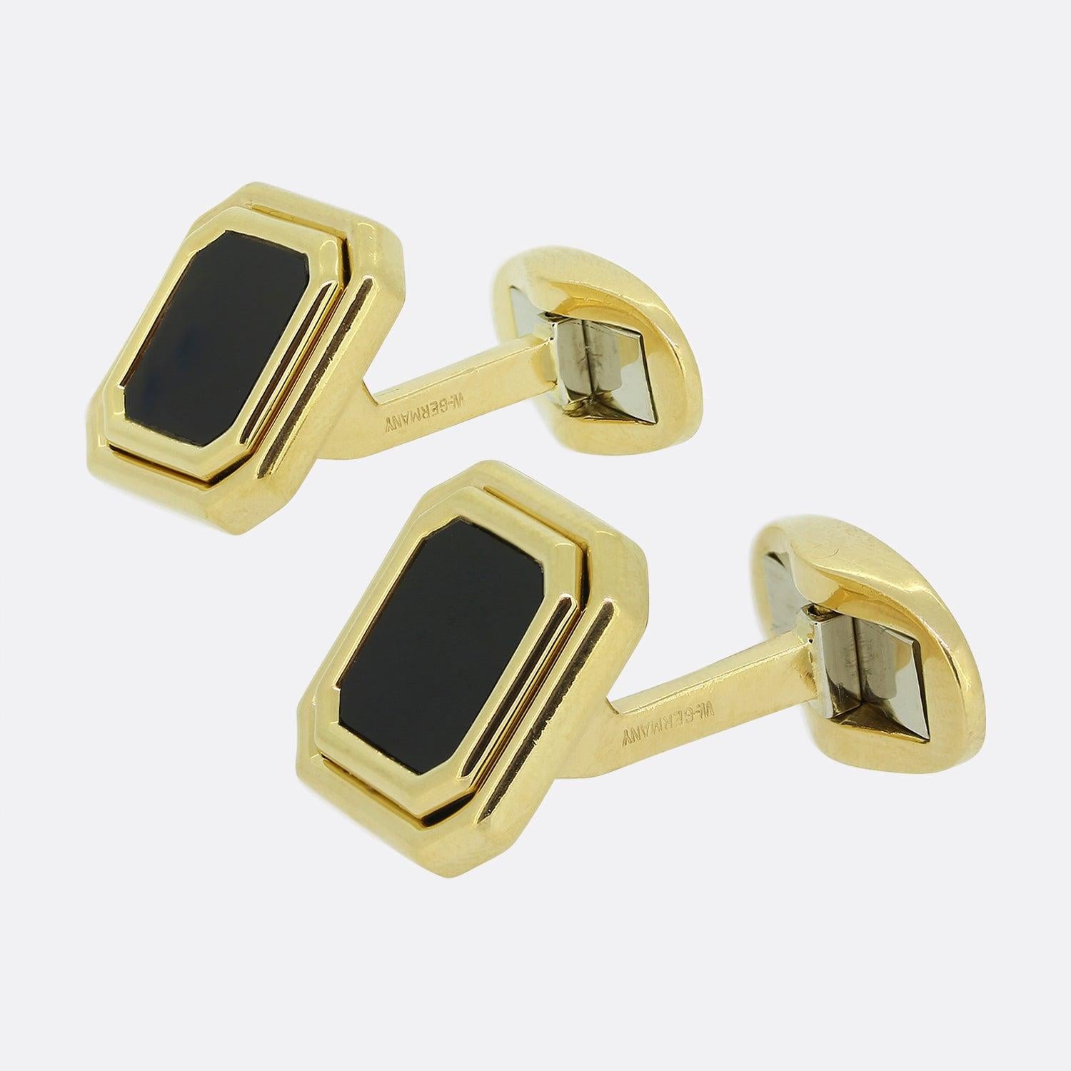 Dies ist ein Paar Manschettenknöpfe aus 18 Karat Gelbgold des weltbekannten Schmuckdesigners Tiffany & Co. 

Jedes Stück zeigt einen achteckig geformten Onyx mit einem passenden, doppelt eingefassten Außenrand. Diese starren Stücke haben eine