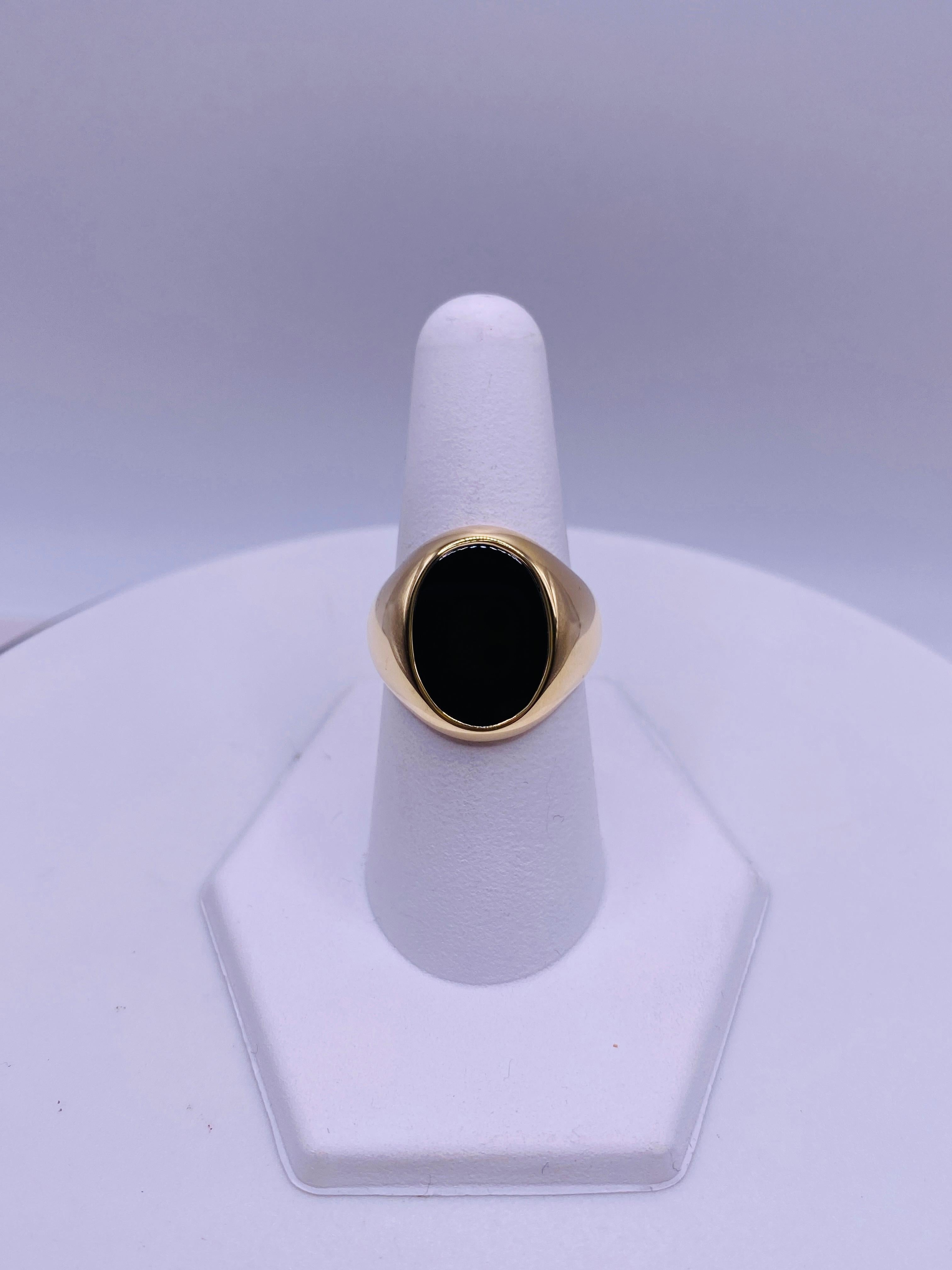 Tiffany & Co Onyx 18k Yellow Gold Signet Ring. Marked Tiffany & Co and AU750. Size 9 US. 10.1Dwt