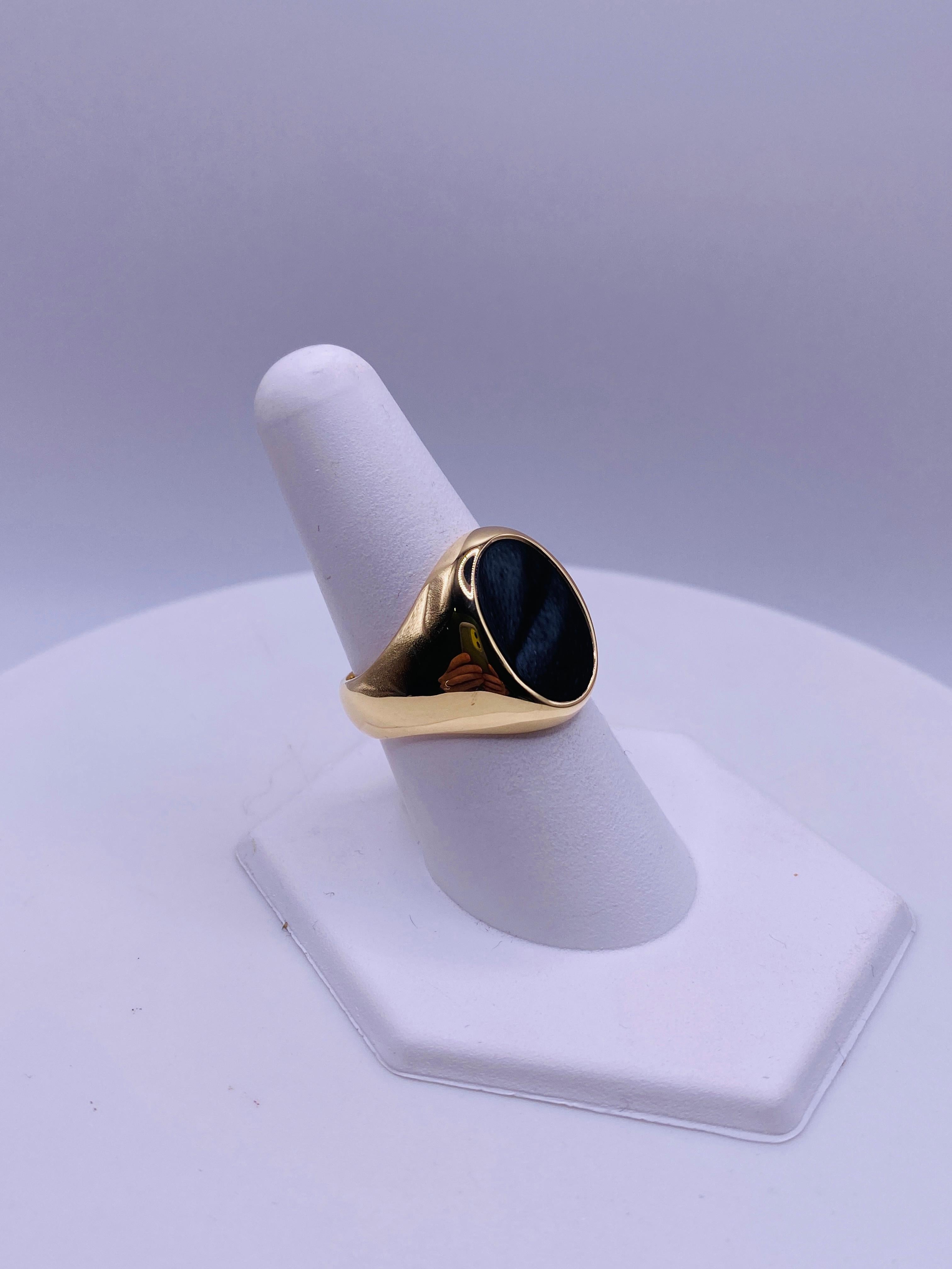 Tiffany & Co Onyx Yellow Gold Signet Ring In Good Condition In DALLAS, TX