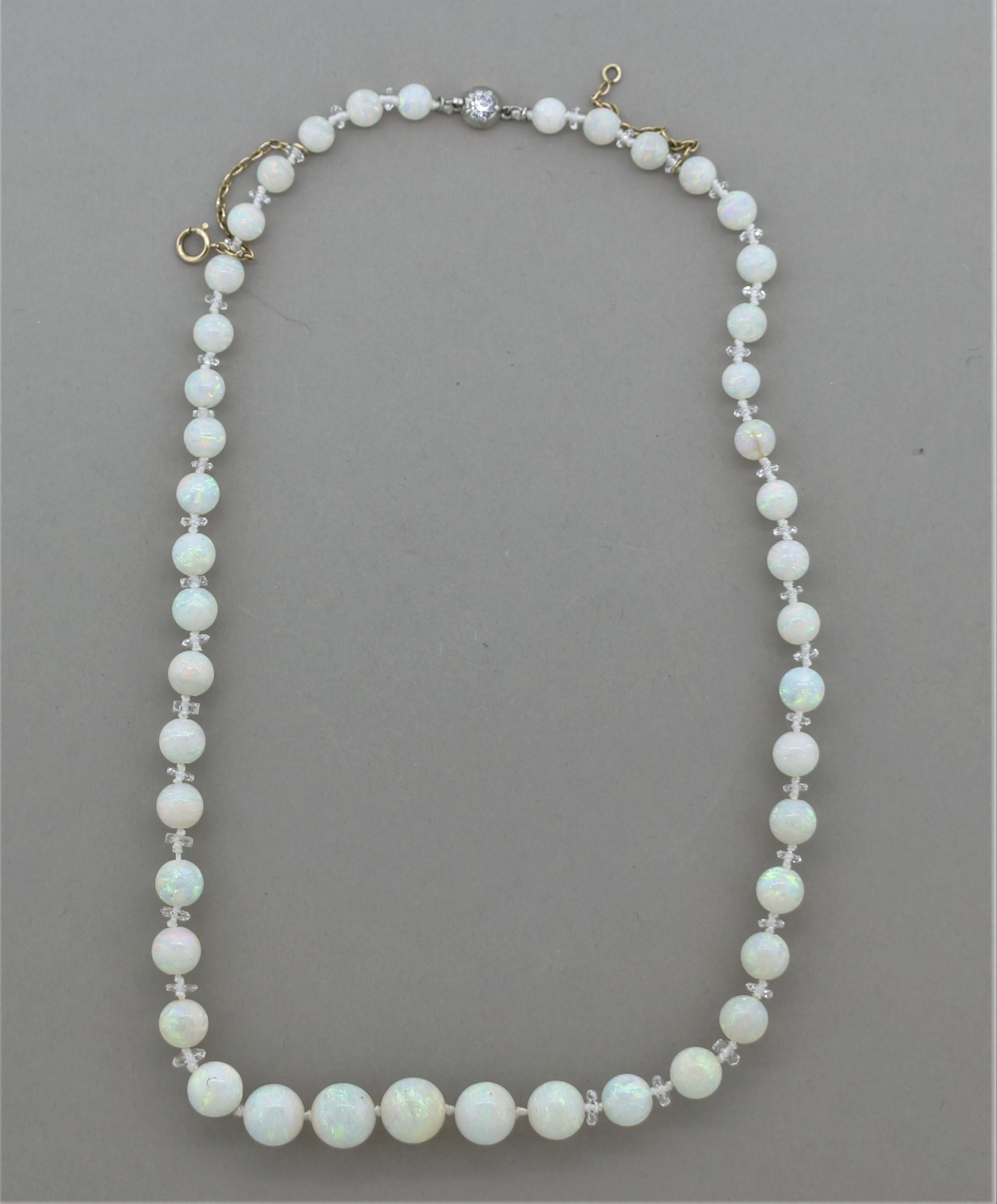 Ein atemberaubendes und schickes Stück von Tiffany & Co. Er besteht aus 44 weißen Opalperlen mit erstaunlichem Farbenspiel. Von den Opalen gehen rote, grüne, blaue, gelbe und alle dazwischen liegenden Farben aus, die im Licht tanzen. Die