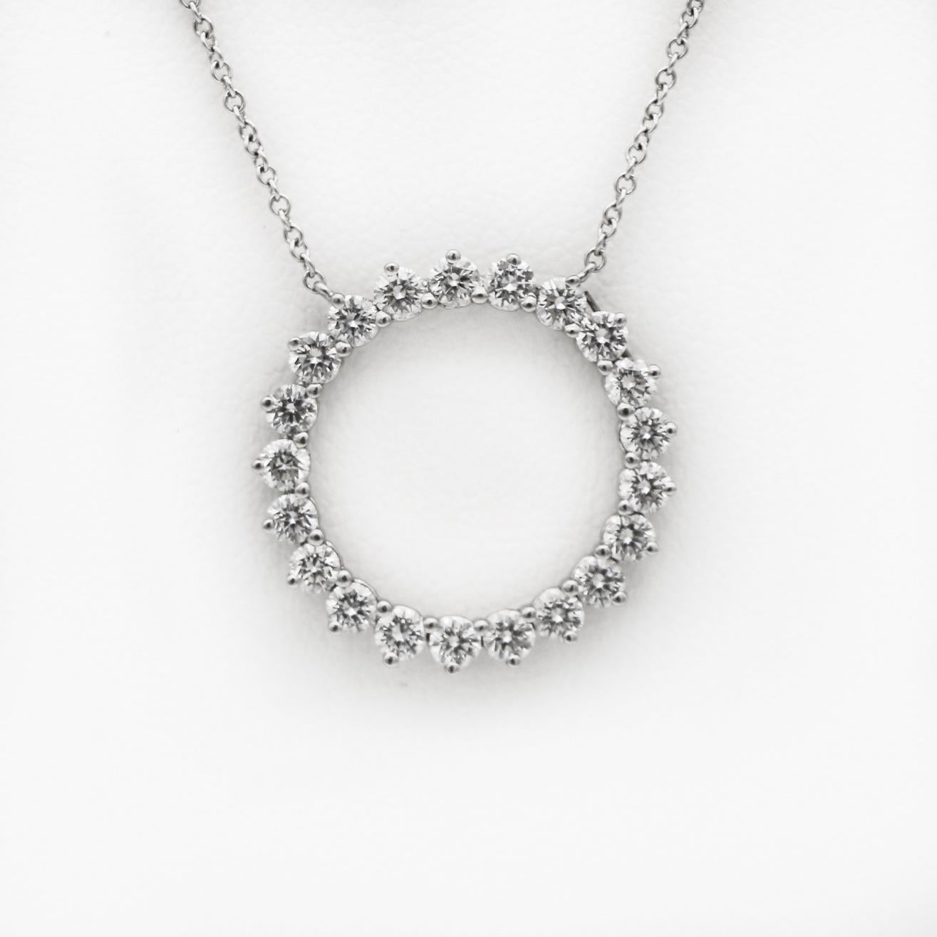 Tiffany & Co.
Un superbe pendentif en platine de la collection Open Circle de Tiffany & Co. Le pendentif halo rond ajouré est composé de 21 diamants ronds de taille brillant totalisant 0,93ct, de couleur prédominante F et de pureté VS. 
Le motif