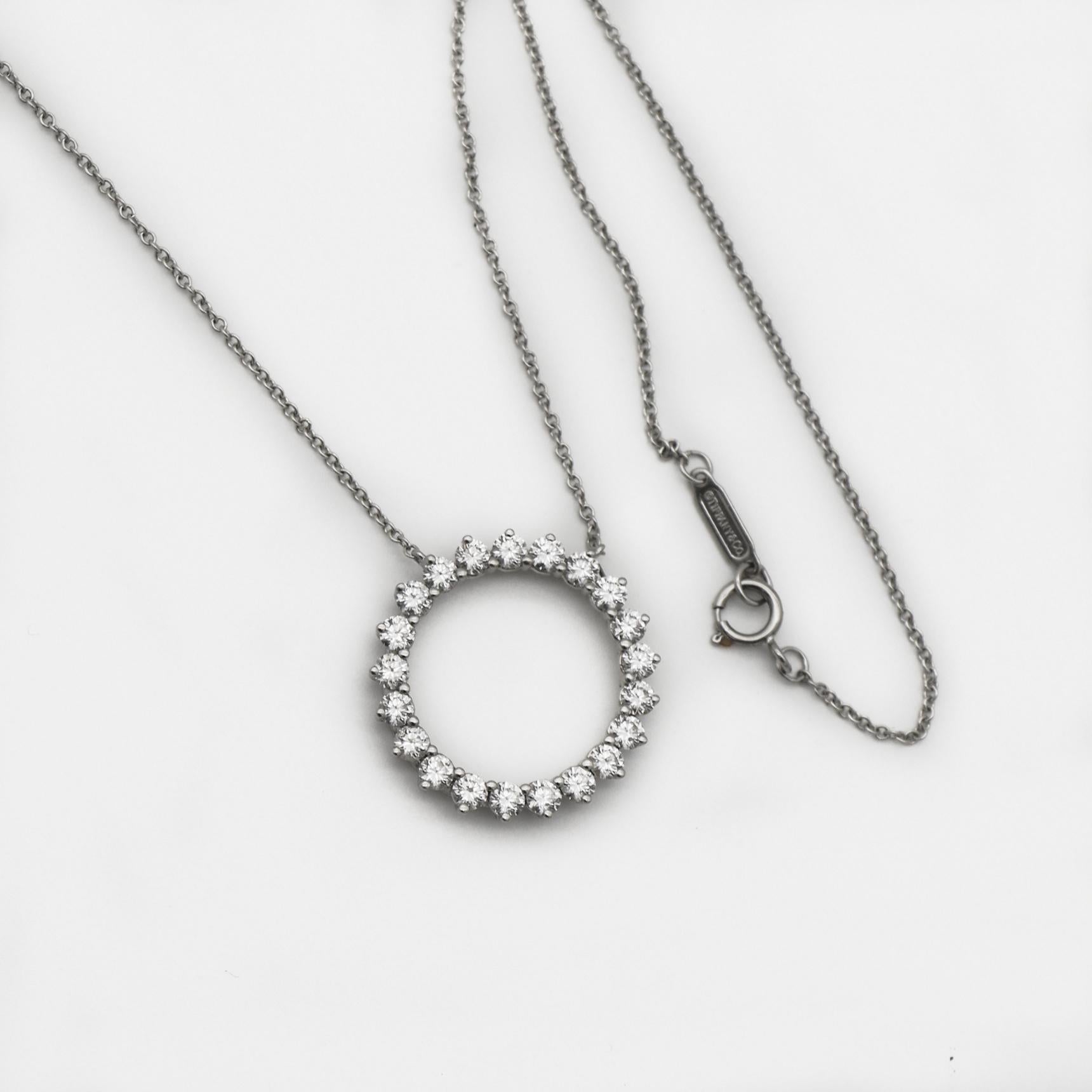 Taille brillant Tiffany & Co. Collier à pendentif moyen en platine avec diamants en forme de cercle ouvert en vente