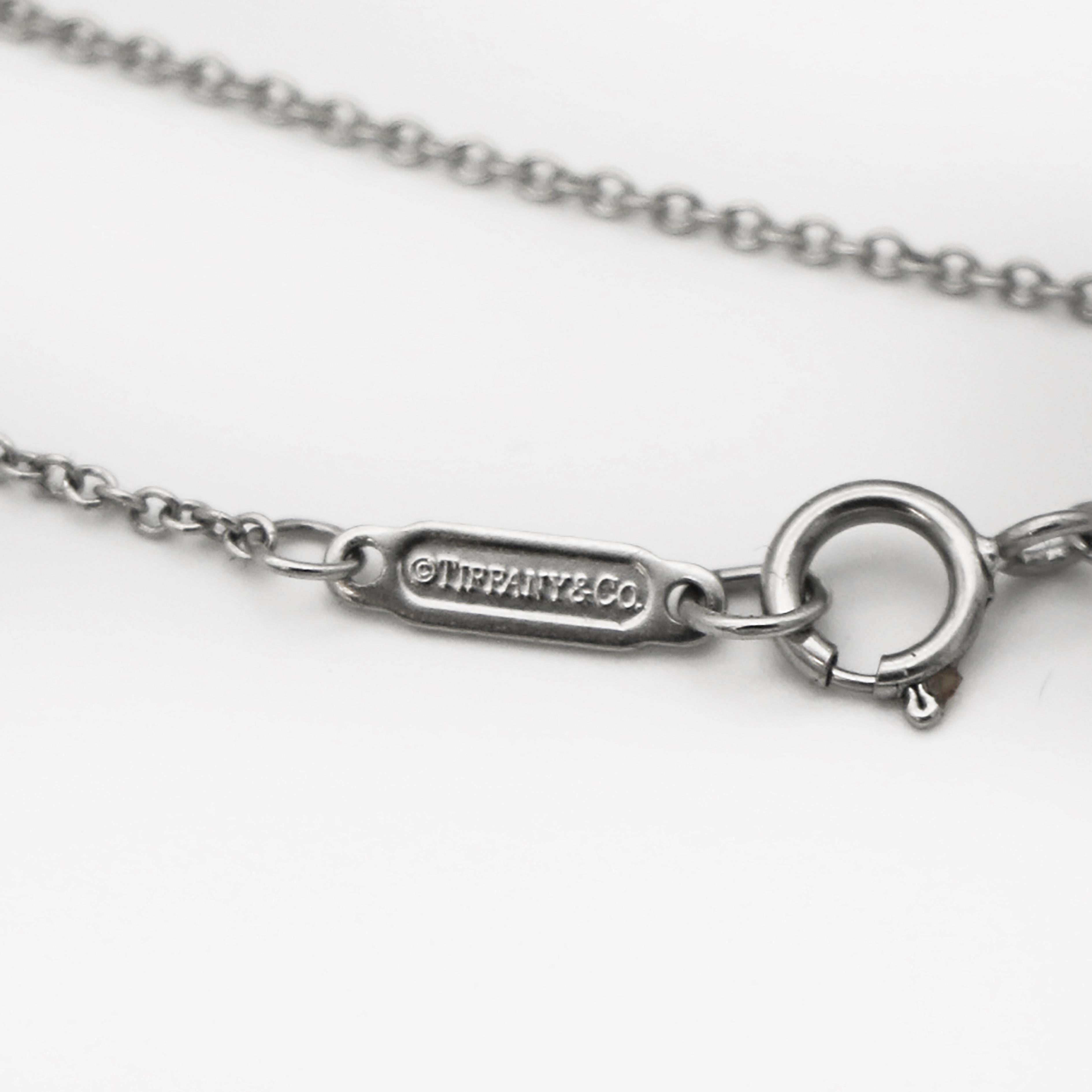 Tiffany & Co. Collier à pendentif moyen en platine avec diamants en forme de cercle ouvert Bon état - En vente à San Fernando, CA