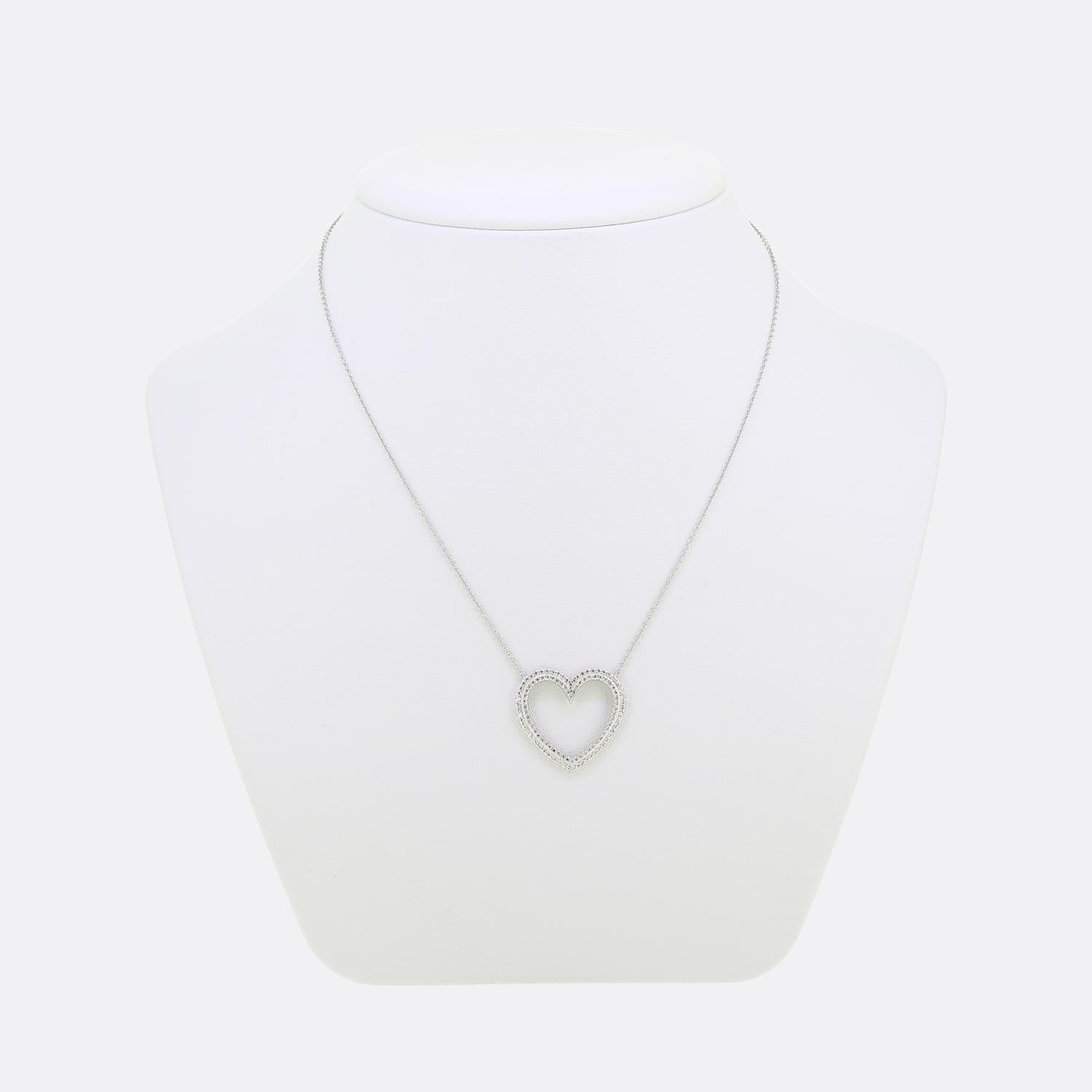 Hier haben wir eine wunderschöne Halskette des weltbekannten Luxusschmuckdesigners Tiffany & Co. Diese Halskette wurde aus Platin gefertigt. Der Anhänger zeigt ein offenes Herzdesign, das mit zwei Lagen runder Diamanten im Brillantschliff verziert