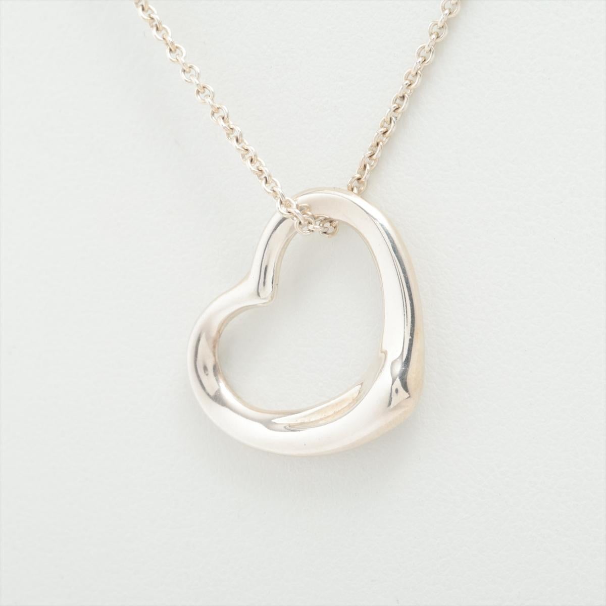 La collection Tiffany & Co. Le collier à cœur ouvert Elegetti en argent est un bijou intemporel et élégant qui respire la sophistication. Conçu par l'artiste de renom Elsa Peretti, le collier présente un délicat pendentif en forme de cœur ouvert,