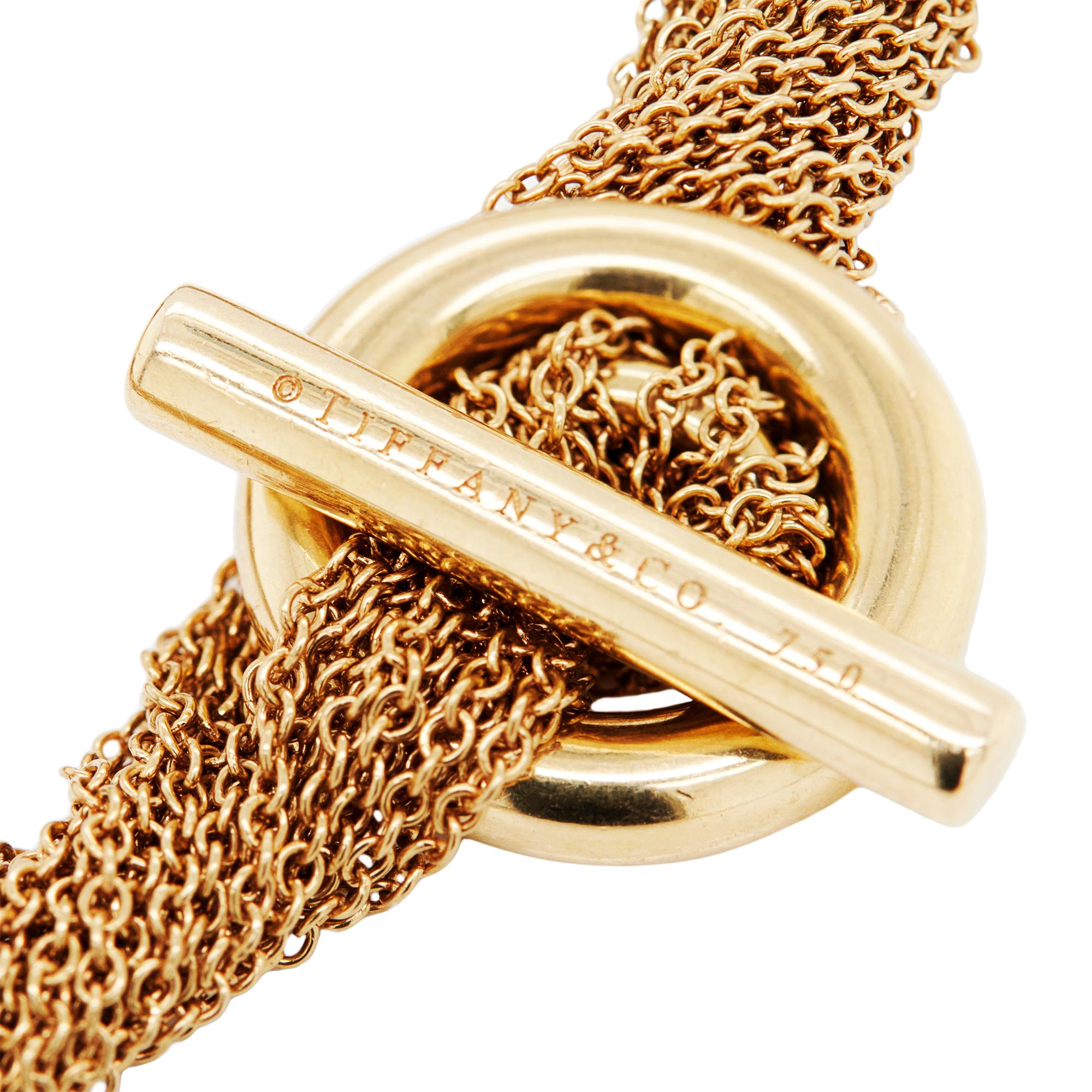 Vous ne pouvez pas vous tromper avec ce magnifique bracelet multibrins en or jaune 18 carats de la maison de luxe emblématique Tiffany&Co. Il se drape doucement autour du poignet, presque comme de l'or liquide, et passe facilement du jour à la