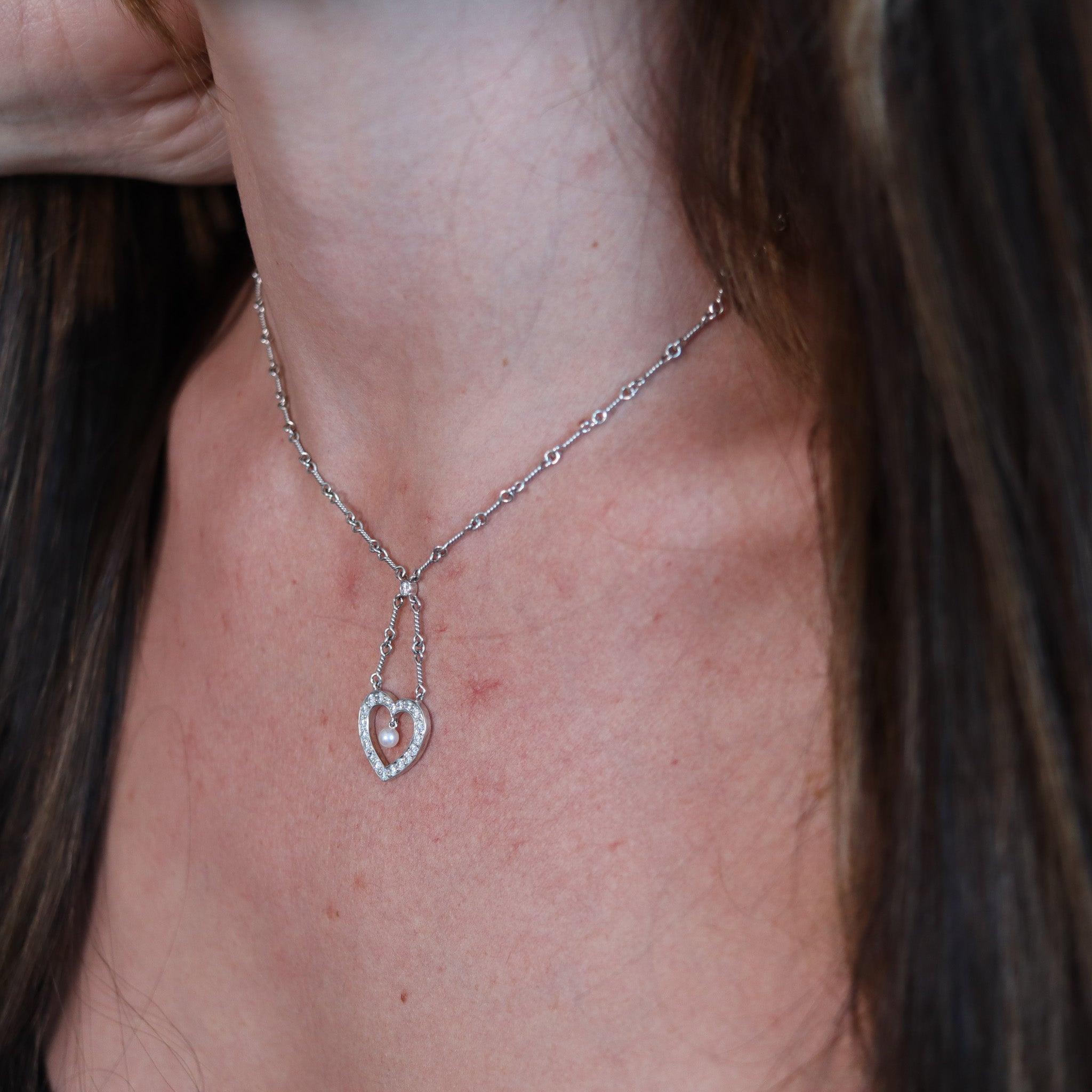 Collana in platino disegnata da Tiffany & Co.

Si tratta di un'elegante catena a cuore aperto, creata ad House New York dalla casa di gioielli Tiffany & Co. La collana modernista è stata realizzata in platino massiccio .950/.999 con finitura lucida