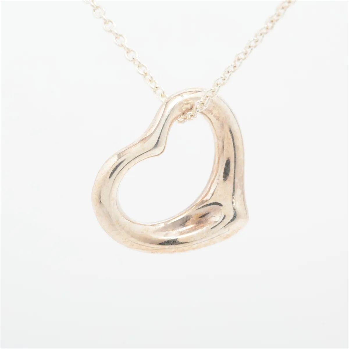 Die Tiffany & Co. Die Open Heart Necklace aus Silber ist ein zeitloses Symbol für Liebe und Eleganz. Der ikonische, offene Herzanhänger aus glänzendem Sterlingsilber ist von anmutiger Schlichtheit und fängt die Schönheit emotionaler Verbundenheit