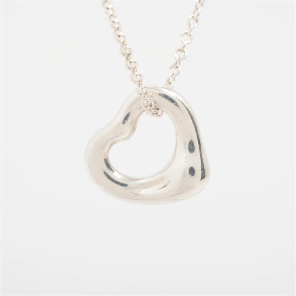 La collection Tiffany & Co. Le collier à pendentif cœur ouvert en argent est une pièce intemporelle et élégante qui capture la simplicité et la grâce signature de la marque. Confectionné en argent sterling poli, il arbore le motif emblématique du