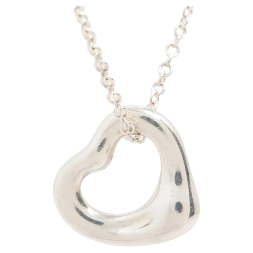 Tiffany & Co. Collier avec pendentif en forme de coeur ouvert en argent 925 en vente