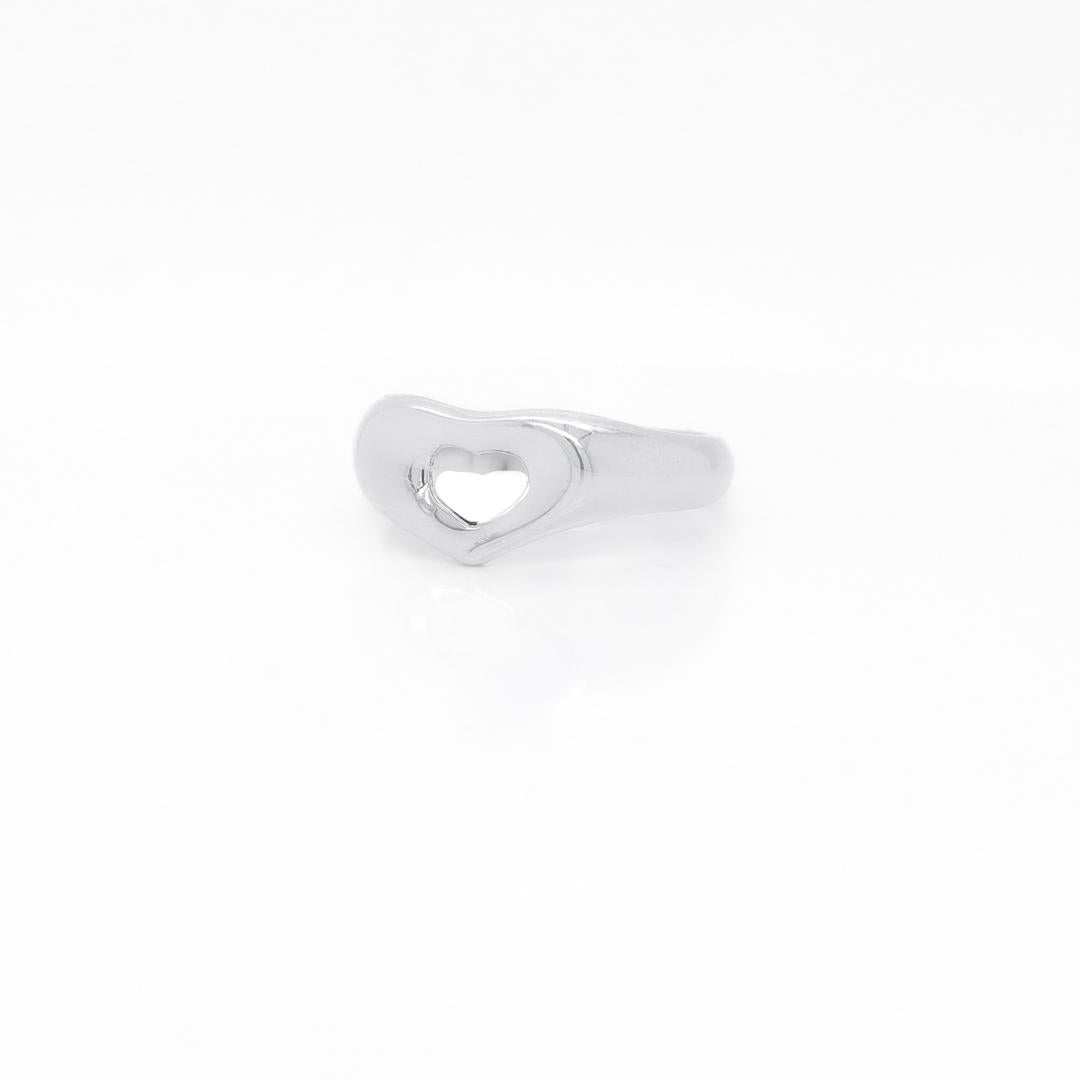 Ein schöner Open Hearts Ring.

Von Tiffany & Co.

Aus Sterlingsilber.

Entworfen von Elsa Peretti.

Aus ihrer Serie Open Hearts.

Das Innere ist vollständig gestempelt. 

Einfach wunderschönes Tiffany-Design!

Datum:
Ende des 20.
