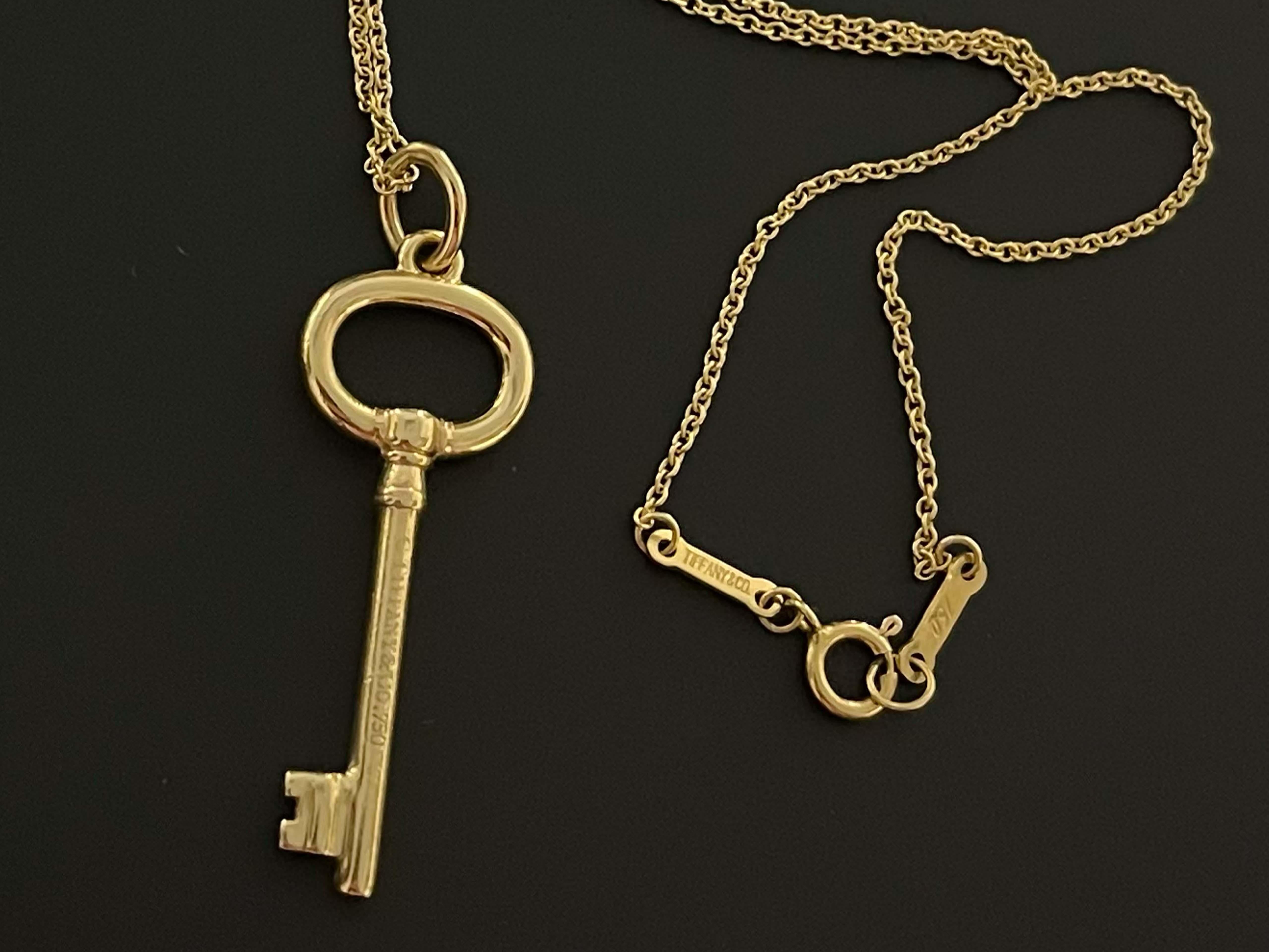 Tiffany & Co. Oval Key Pendant and Chain, 18k Yellow Gold In Excellent Condition In Honolulu, HI