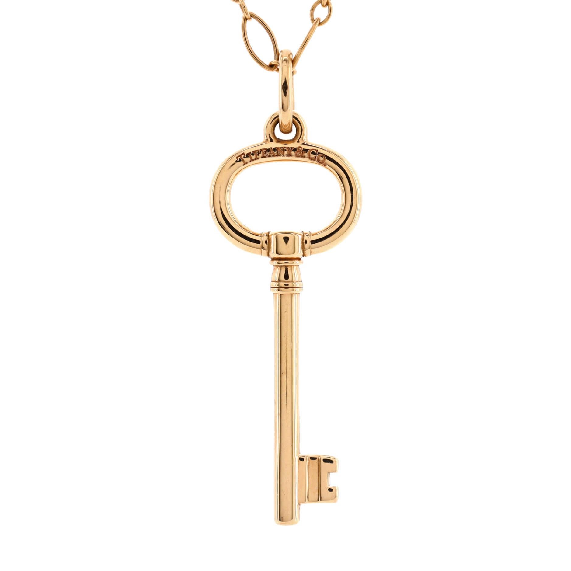 Condition: Great. Minor wear throughout.
Accessories: No Accessories
Measurements: Pendant Length: 34.40 mm, Pendant Width: 12.65 mm
Designer: Tiffany & Co.
Model: Oval Key Pendant Necklace 18K Yellow Gold Large
Exterior Color: Rose Gold, Yellow
