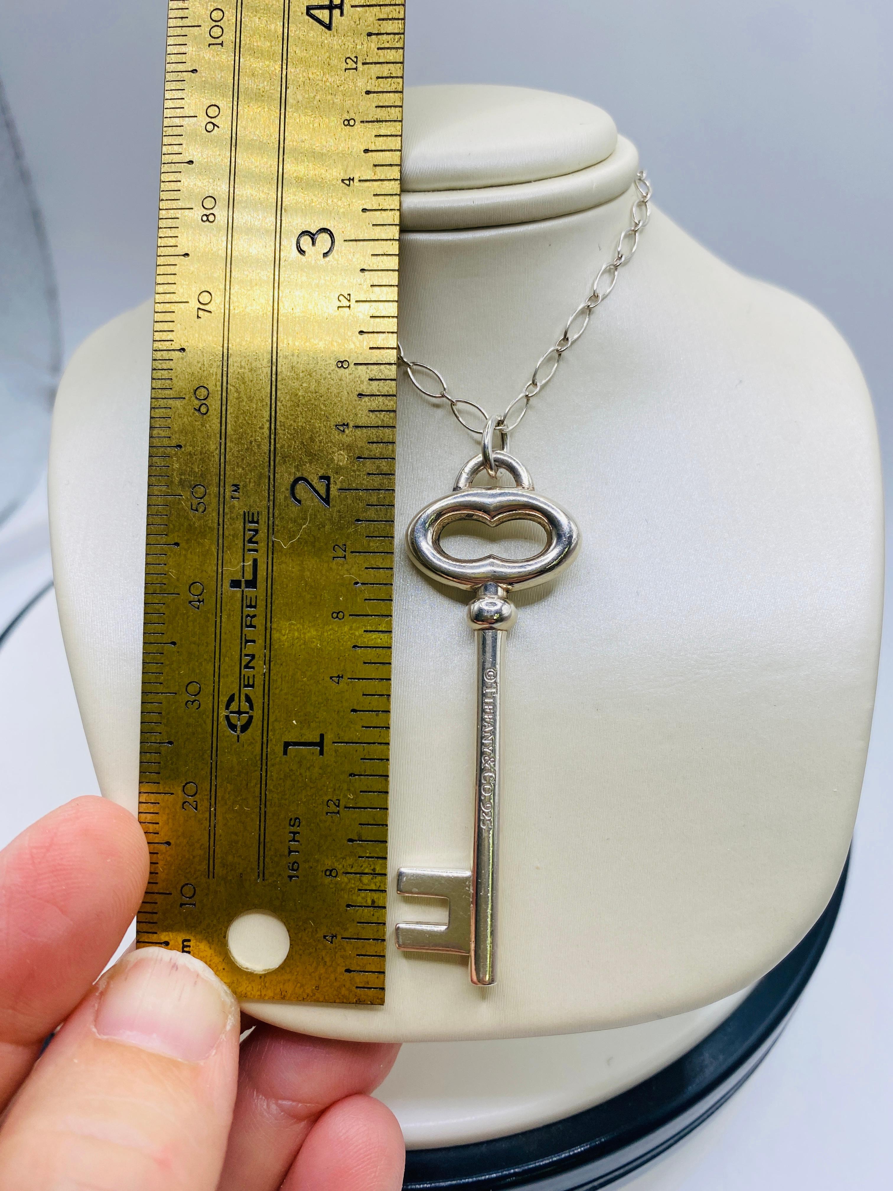 Tiffany & Co Oval Key Pendant Necklace In Good Condition In DALLAS, TX