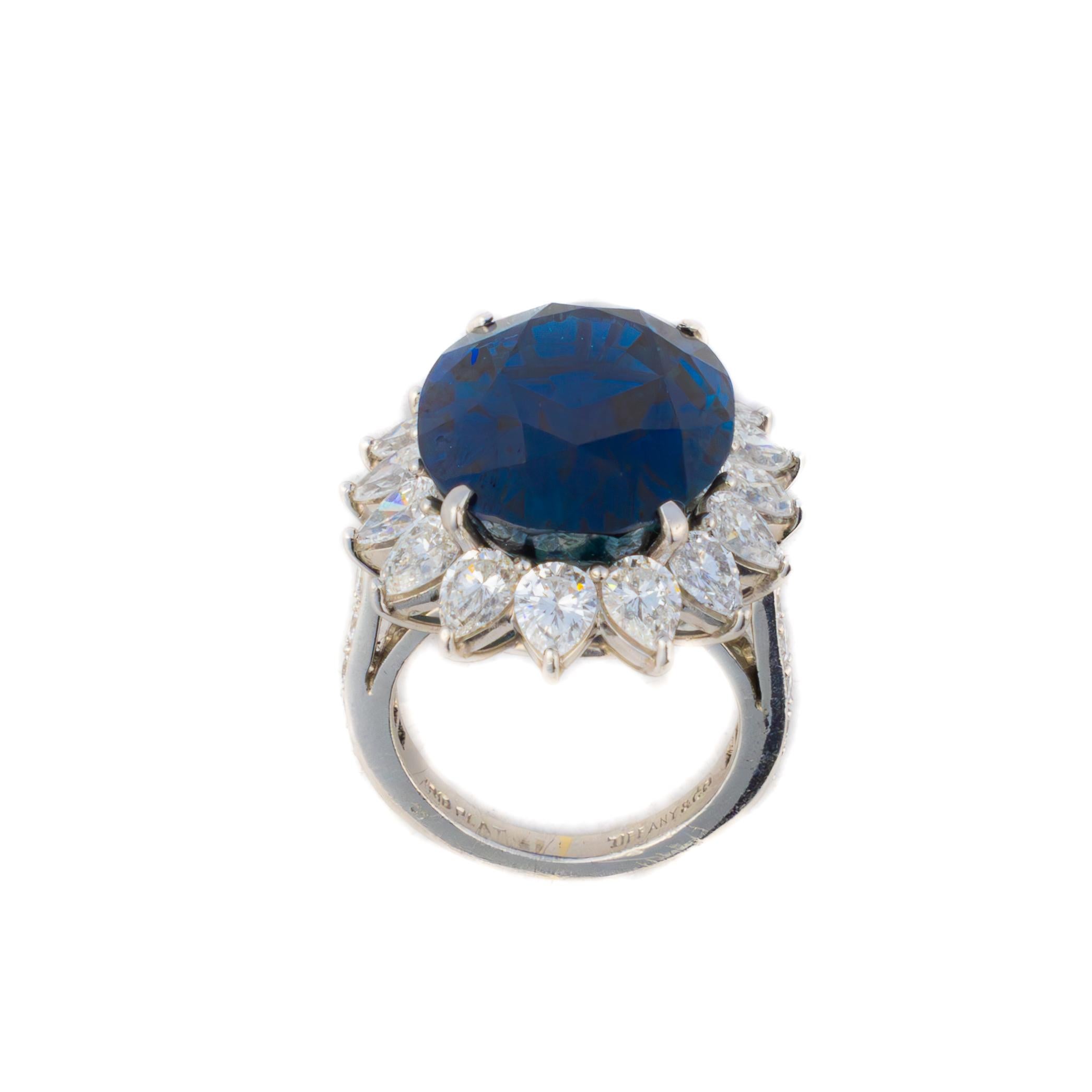 Rétro Tiffany & Co. Anello con zaffiro ovale e diamante in vendita