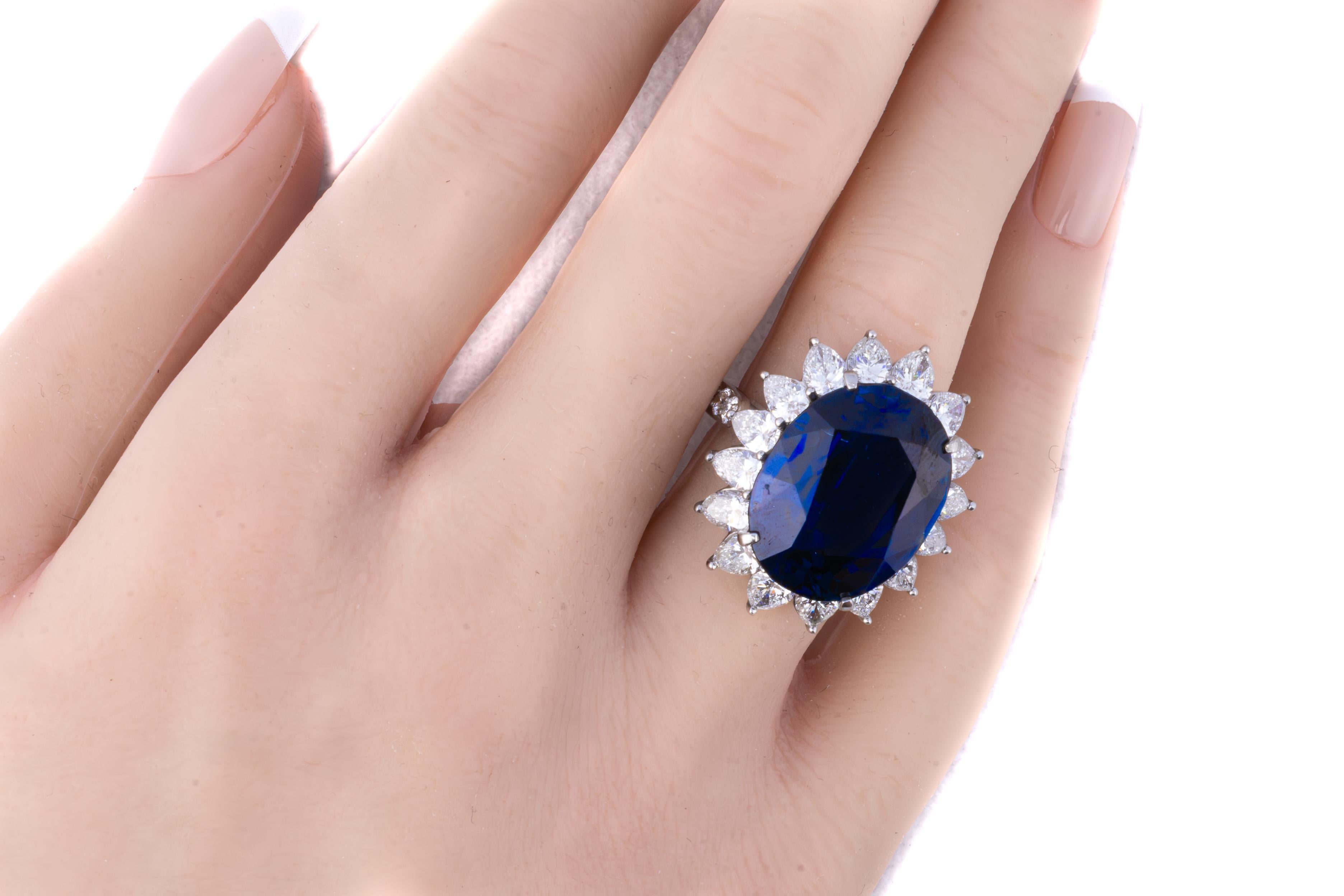 Taglio ovale Tiffany & Co. Anello con zaffiro ovale e diamante in vendita