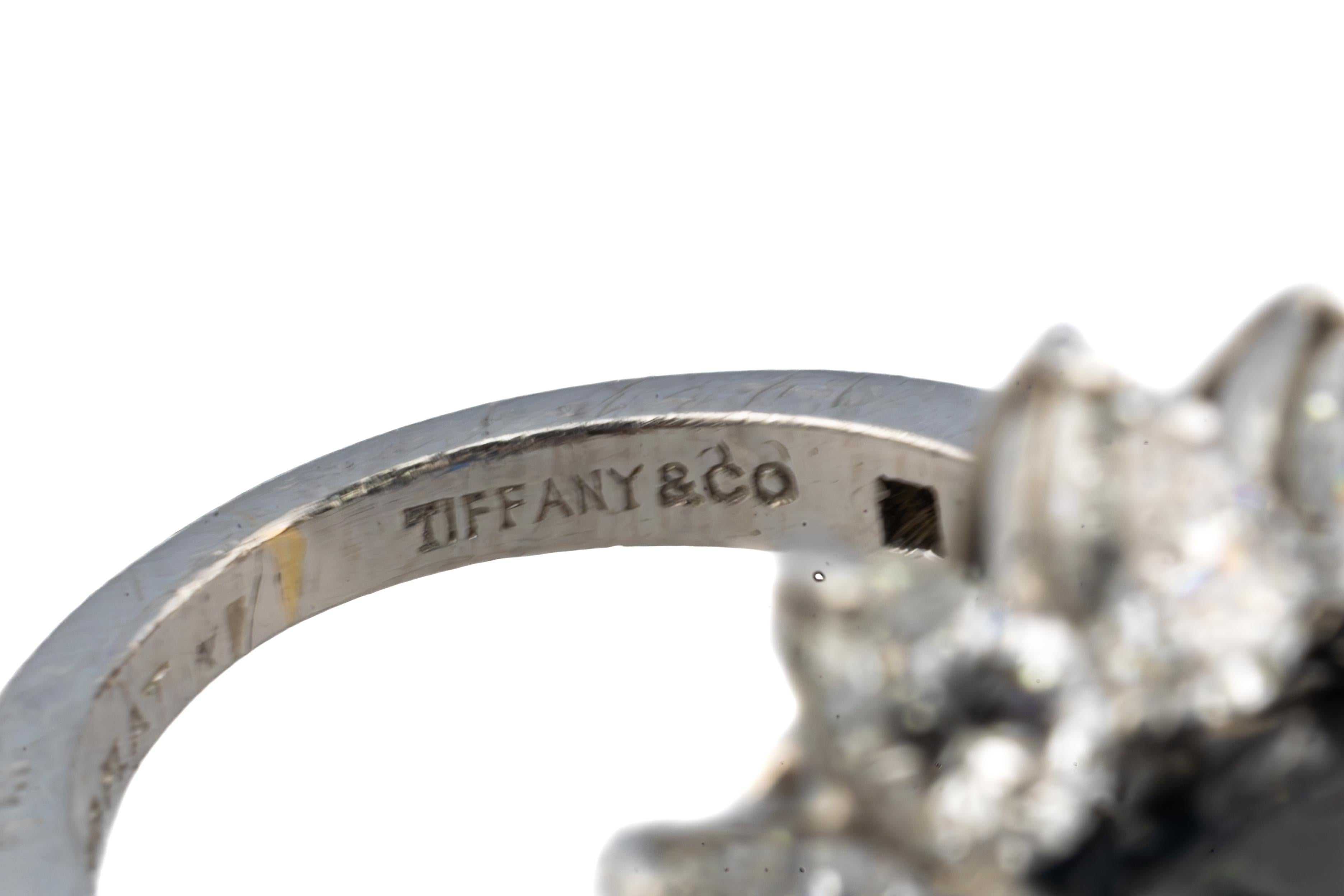 Tiffany & Co. Anello con zaffiro ovale e diamante In condizioni ottime in vendita a New York, NY
