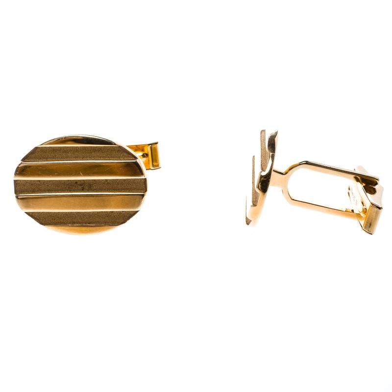 These cufflinks by Tiffany & Co. testifies to impeccable craftsmanship and excellence. Shaped as ovals, they've been meticulously created from 18K yellow gold and neatly detailed with textured stripes. The brand's name is wonderfully engraved on the