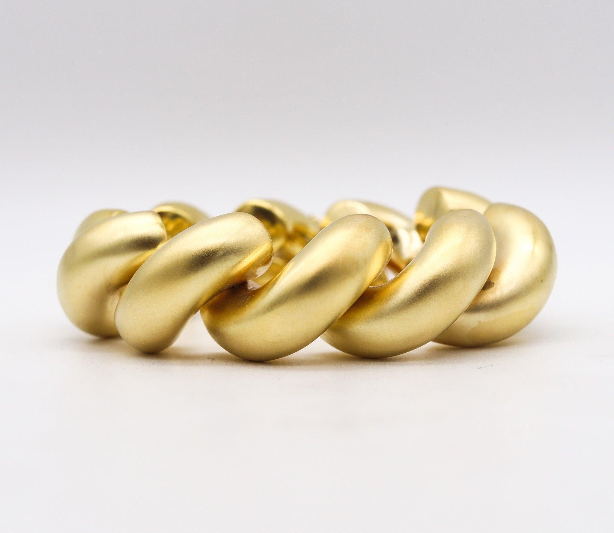 Modernist TIFFANY & CO. Oversized San Marcos Links Bracelet In Brushed 14Kt Yellow Gold For Sale