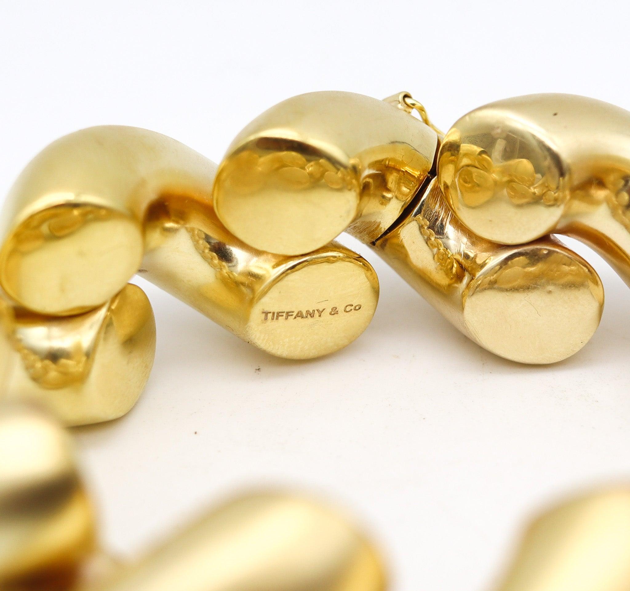 TIFFANY & CO. Oversized San Marcos Links Bracelet In Brushed 14Kt Yellow Gold In Excellent Condition For Sale In Miami, FL