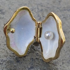 Tiffany & Co. Oyster Clam Shell Enamel Pearl Charm Pendant 18k Yellow Gold 6g