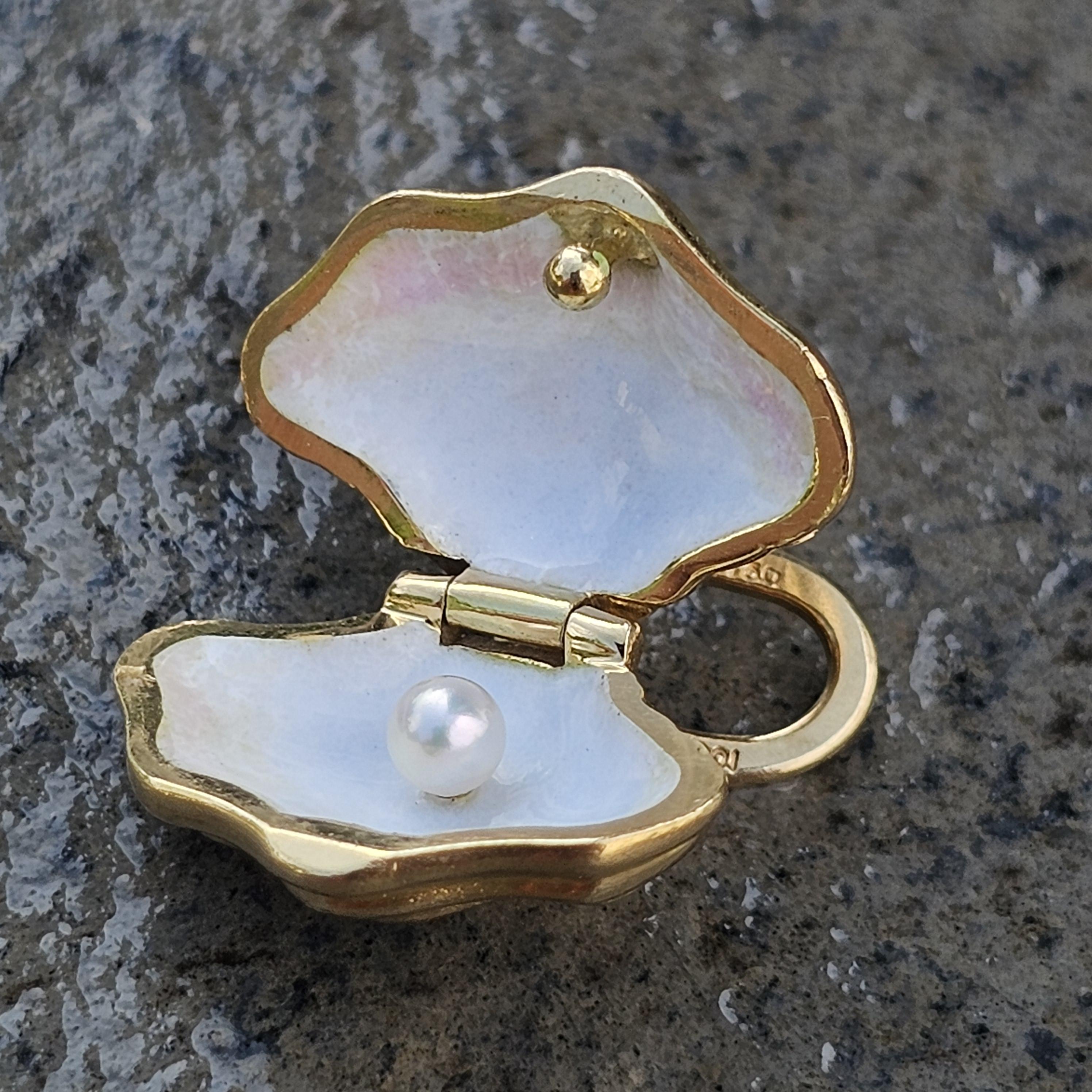 Bead Tiffany & Co. Oyster Clam Shell Enamel Pearl Charm Pendant 18k Yellow Gold 6g For Sale