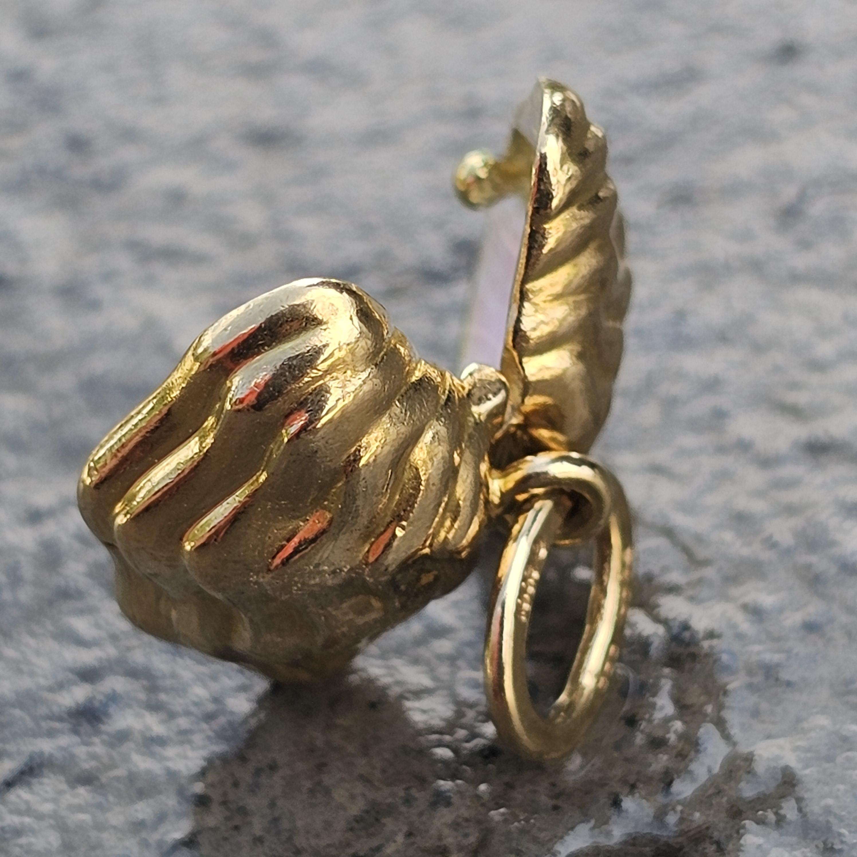 Tiffany & Co. Oyster Clam Shell Enamel Pearl Charm Pendant 18k Yellow Gold 6g In Good Condition For Sale In Northbrook, IL