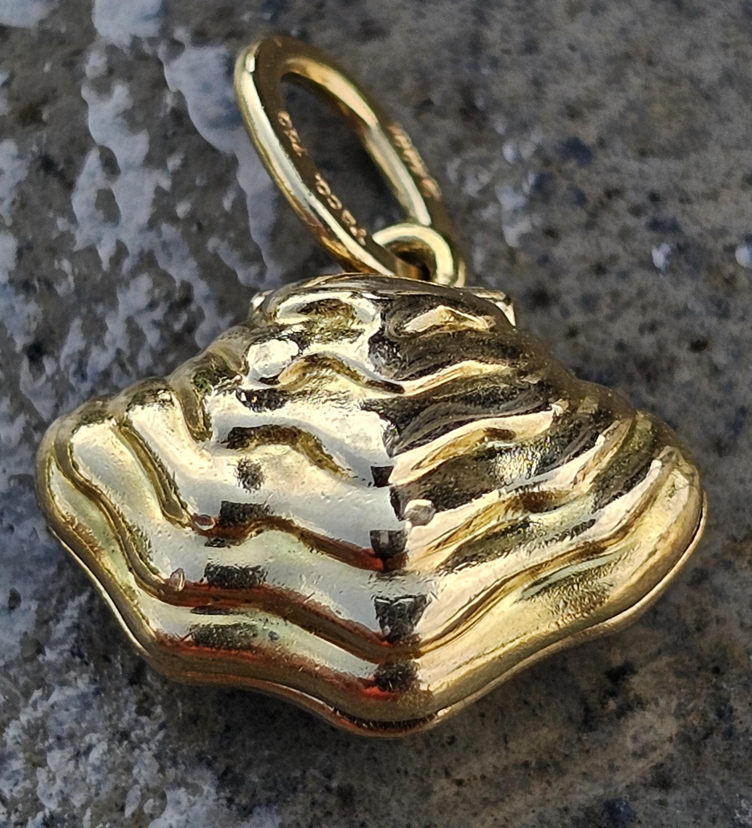 Tiffany & Co. Oyster Clam Shell Enamel Pearl Charm Pendant 18k Yellow Gold 6g For Sale 1