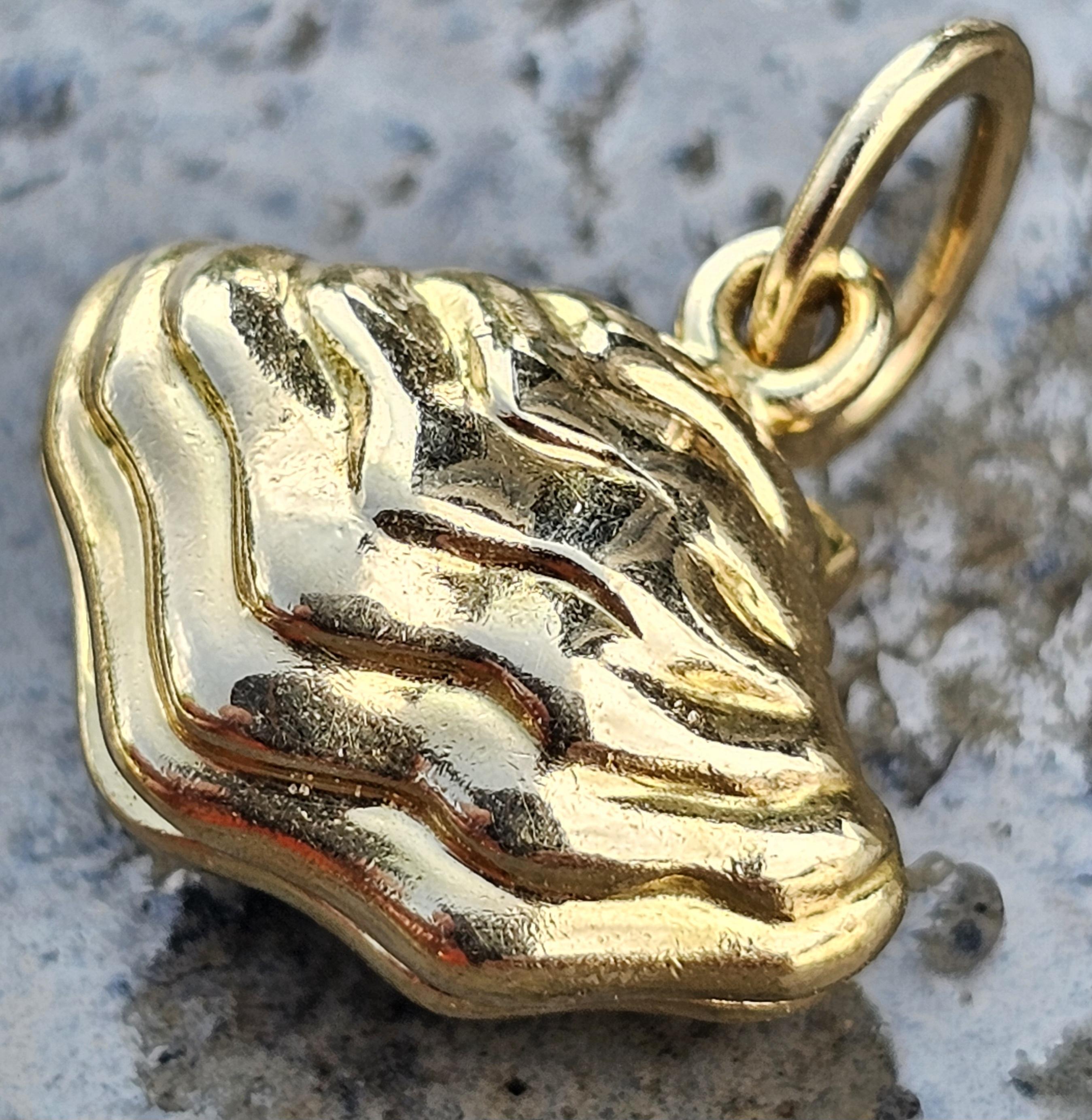 Tiffany & Co. Oyster Clam Shell Enamel Pearl Charm Pendant 18k Yellow Gold 6g For Sale 2