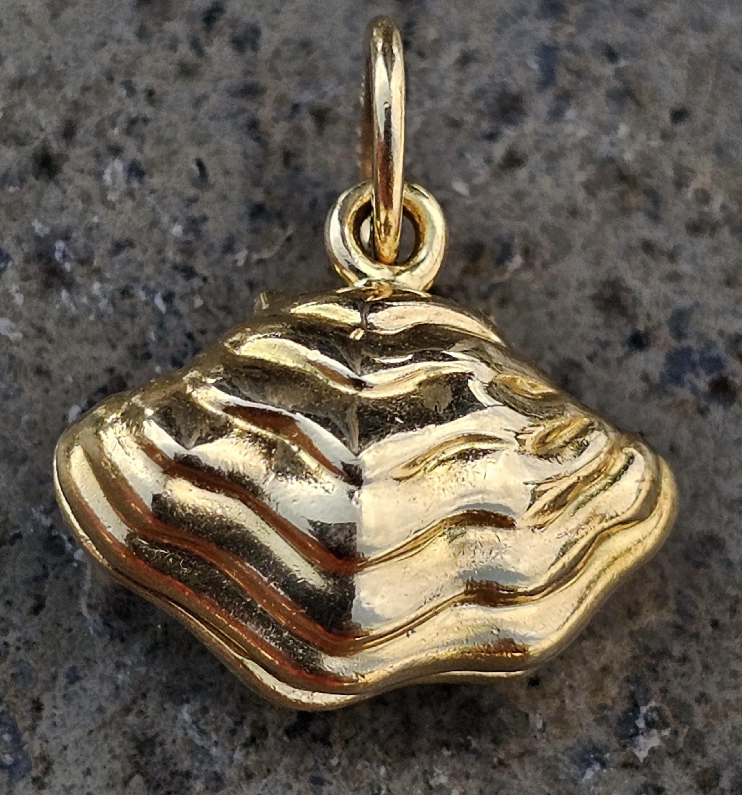 Tiffany & Co. Oyster Clam Shell Enamel Pearl Charm Pendant 18k Yellow Gold 6g For Sale 3