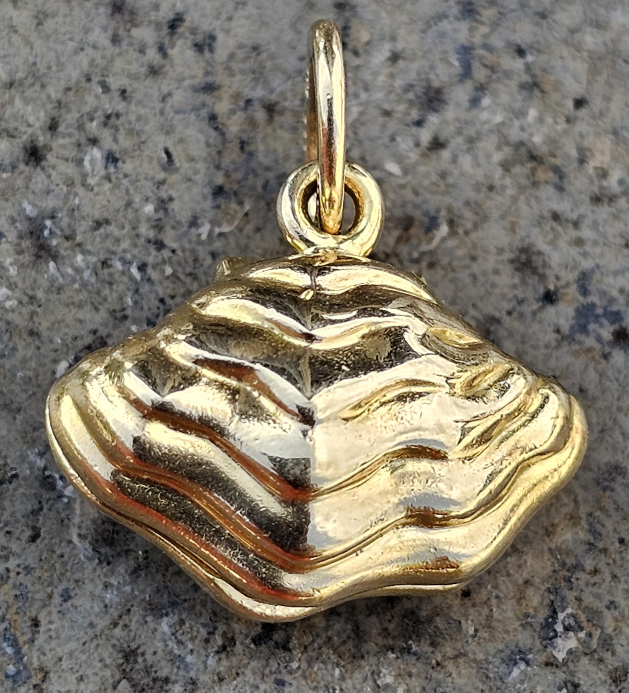 Tiffany & Co. Oyster Clam Shell Enamel Pearl Charm Pendant 18k Yellow Gold 6g For Sale 4
