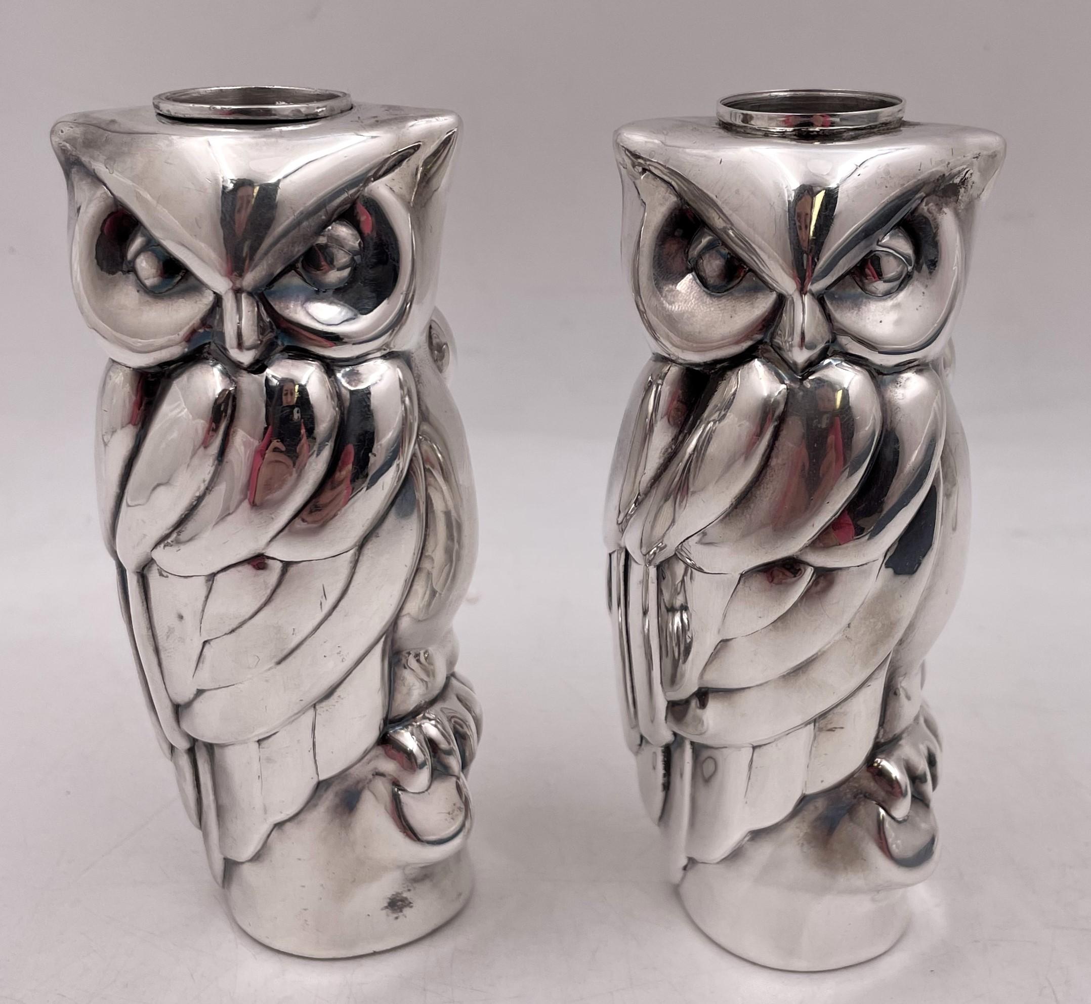 Tiffany & Co., pair of very rare sterling silver candlesticks with removable bobeches, beautifully rendered as sculptural owls. In Mid-Century Modern style and from the mid-20th century, they measure 5'' in height by 2 1/8'' in depth, weigh 9.7 troy