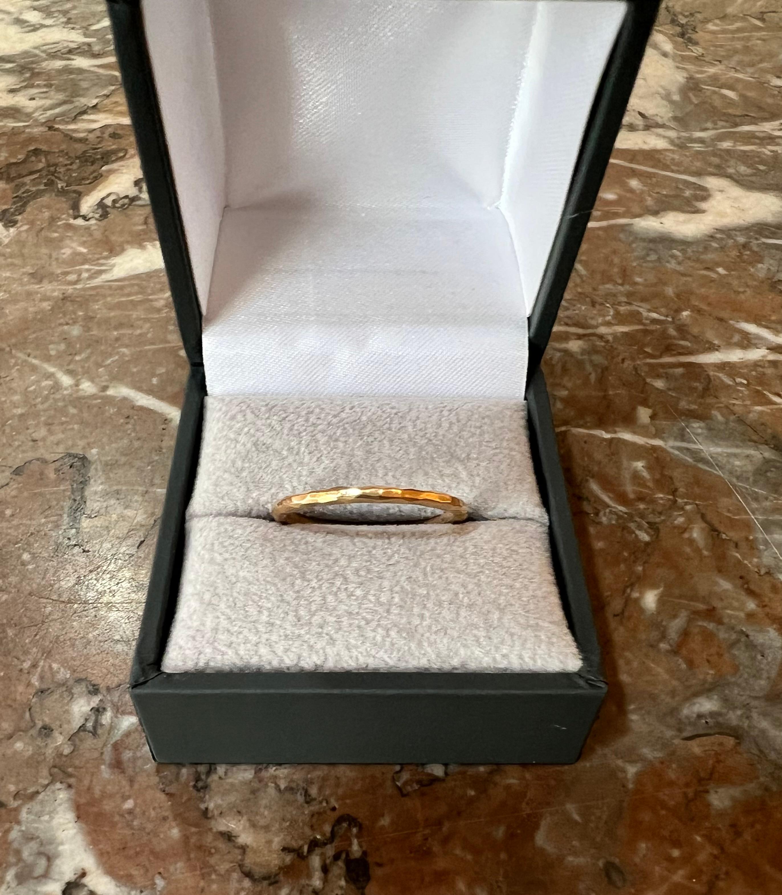 Wedding ring signed Tiffany & Co Paloma Picasso in textured yellow gold.

Dimensions: 1.84 x 1.84 mm (0.072 x 0.072 inch)

Finger size: 56 (US: 7 1/2)

Ring weight: 2.6 g

Italian work circa 2010

18 carat yellow gold, 750/1000th

Although we take