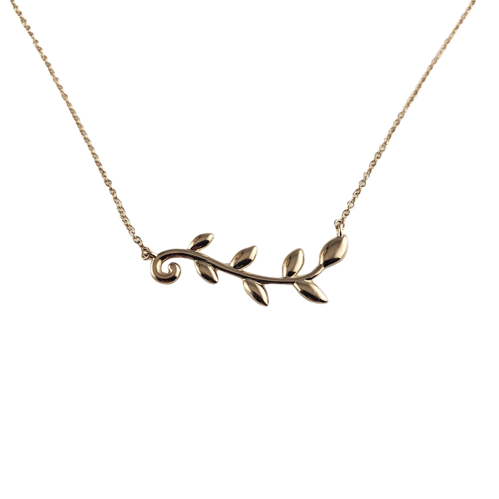 Tiffany & Co. Paloma Picasso 18 Karat Yellow Gold Olive Leaf Vine Pendant Necklace-

This elegant olive leaf vine pendant necklace is crafted in beautifully detailed 18K yellow gold by Paloma Picasso for Tiffany & Co.

Size: 18 inches (necklace)
28