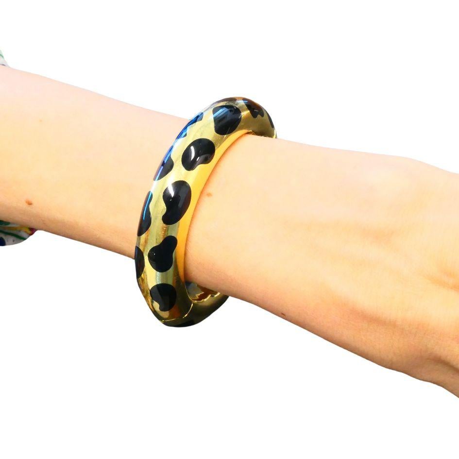 Ce bracelet de Paloma Picasso pour Tiffany & Co. est réalisé en or jaune 18 carats avec incrustation de jade noir. Le design audacieux présente des formes abstraites et organiques qui reflètent l'esthétique de sa collection inspirée de Marrakesh. Le
