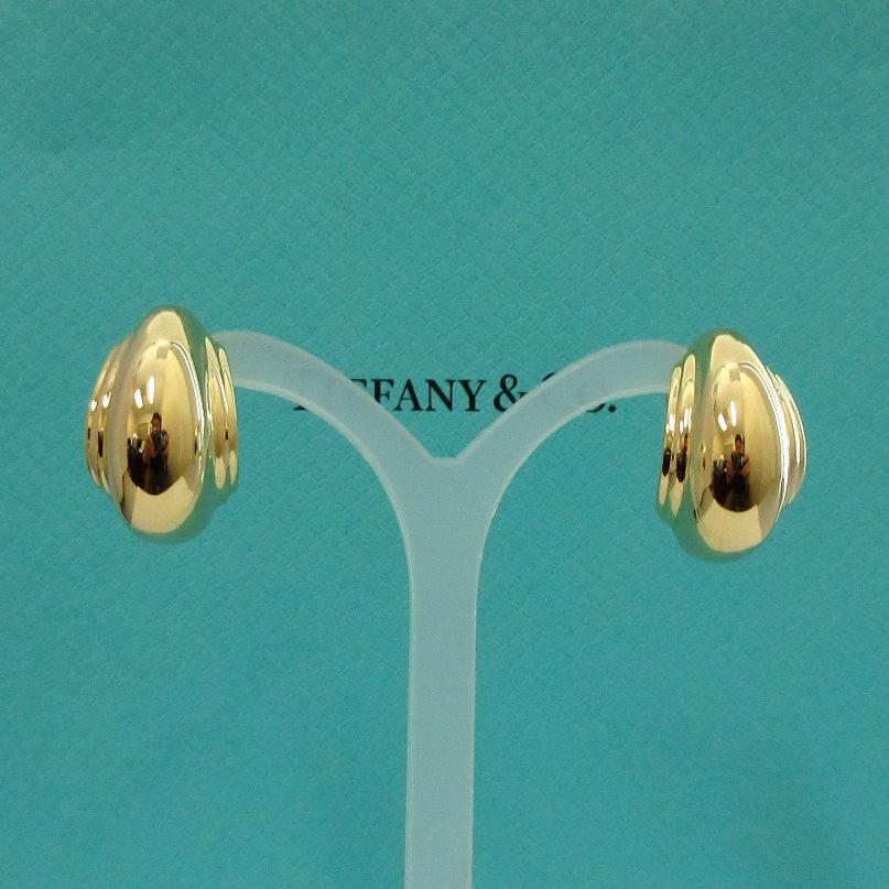 TIFFANY & Co. Paloma Picasso 18 Karat Gold Vendome-Ohrringe
 
Metall: 18K Gelbgold
Gewicht: 14,70 Gramm
Abmessungen: 21,3 mm lang x 12,5 mm breit
Punze: ©Paloma Picasso TIFFANY&CO. 750
Zustand: Ausgezeichneter Zustand, wie neu, mit Tiffany-Etui und