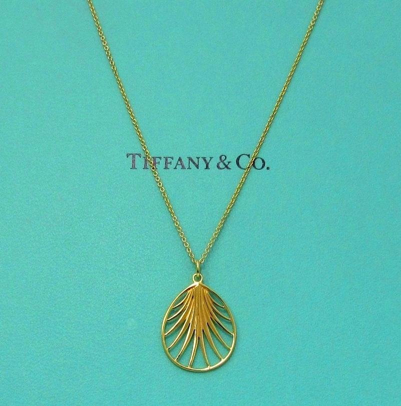 TIFFANY & Co. Paloma Picasso 18K Gold Villa Palm Pendant Necklace

Metal: 18K Gold
Chain: 16