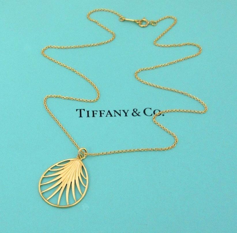 TIFFANY & Co. Paloma Picasso 18K Gold Villa Palm Pendant Necklace In Excellent Condition In Los Angeles, CA