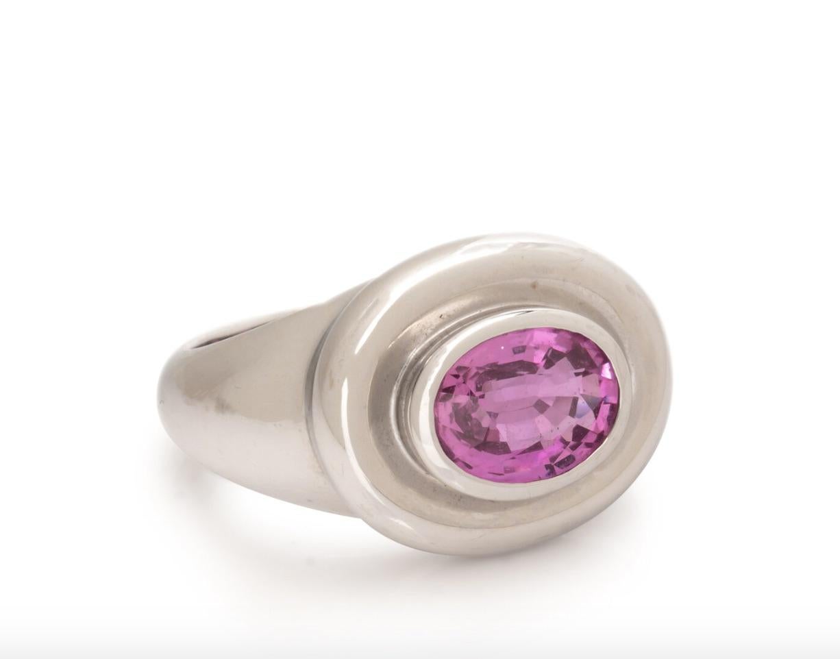 Este divertido y colorido diseño Tiffany de Paloma Picasso presenta un brillante zafiro rosa ovalado de talla mixta con un peso aproximado de 2,00 quilates. Montado en oro blanco de 18 quilates, este diseño redondeado es cómodo con un toque de