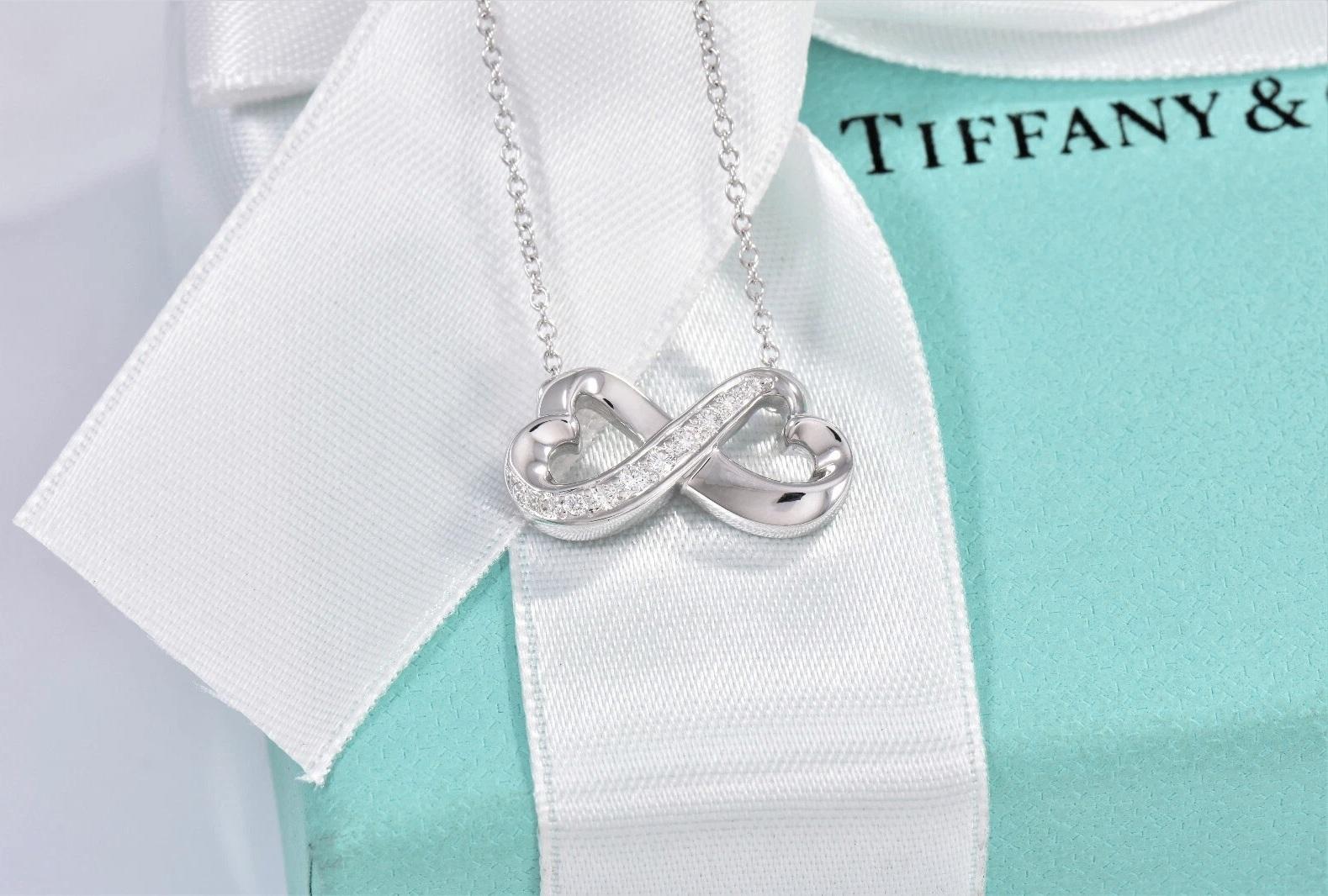 TIFFANY & Co. Pendentif double cœur Whiting en or blanc 18K et diamants Paloma Picasso Pour femmes en vente