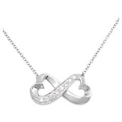 TIFFANY 
Co. Paloma Picasso, ciondolo a forma di cuore con doppio diamante in oro bianco 18 carati, è un
icona di questo genere.