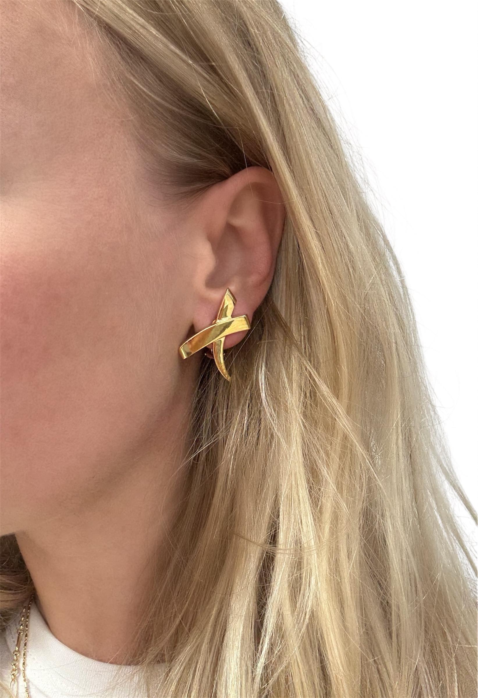 Un design emblématique de Paloma Picasso pour Tiffany & Co. de la Graffiti X Collection. Ces boucles d'oreilles sont un classique, parfait pour toute collection. 

Accompagné d'un coffret et d'une pochette Tiffany & Co.

Dimensions : 1 1/4 pouces de