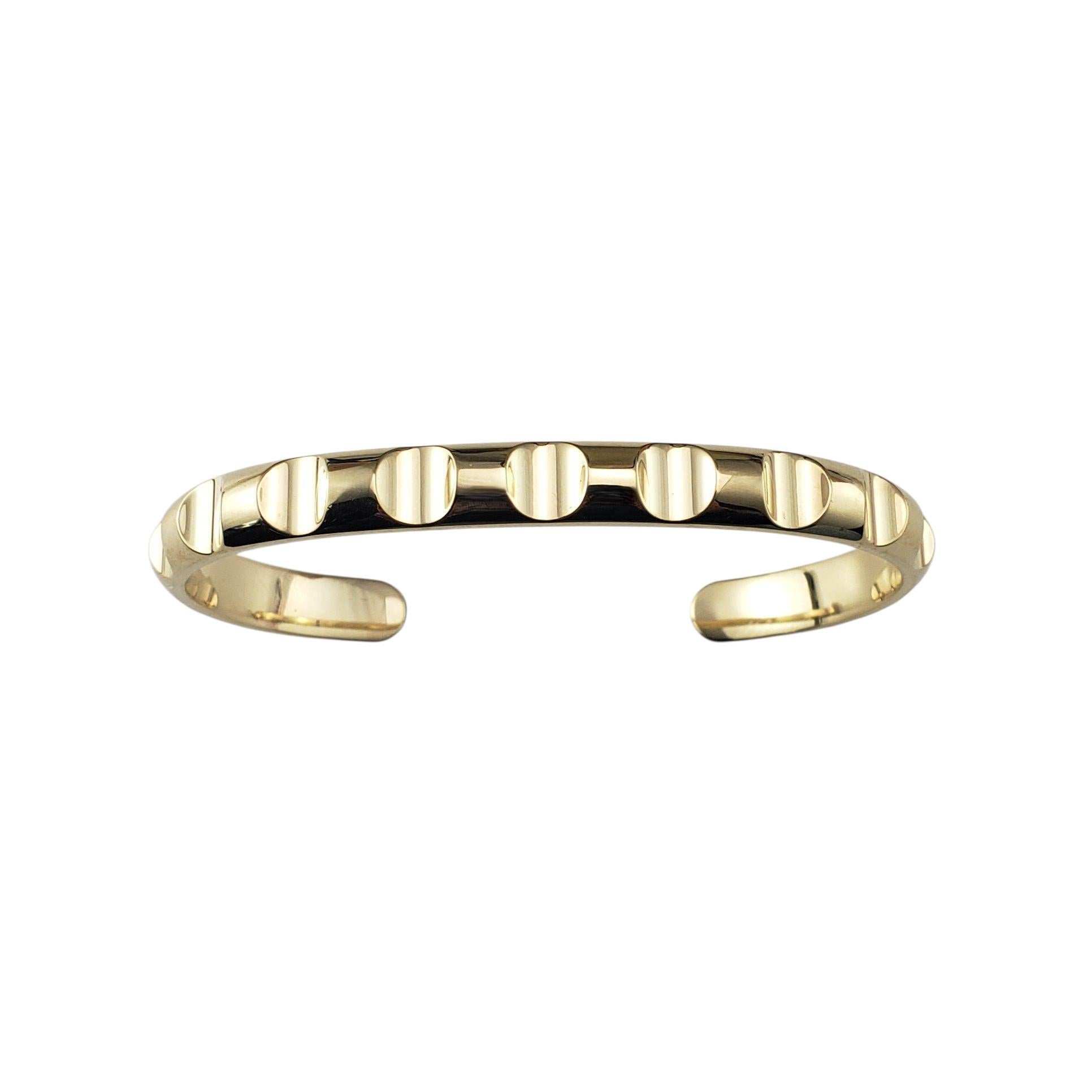 Tiffany & Co. Paloma Picasso - Bracciale con scanalature in oro giallo 18 carati.

Questo bracciale in oro giallo 18 carati, disegnato da Paloma Picasso for Tiffany & Co., è caratterizzato da un motivo di scanalature a forma di corno che circonda il
