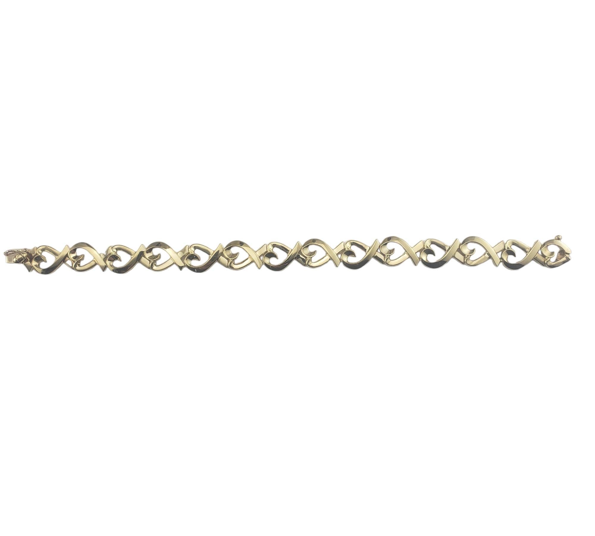 Tiffany & Co. Paloma Picasso 18 Karat Yellow Gold Loving Hearts Bracelet-

This stunning Loving Hearts link bracelet is crafted in beautifully detailed 18K yellow gold by Paloma Picasso for Tiffany & Co.  

Width: 10 mm.

Size: 6.75